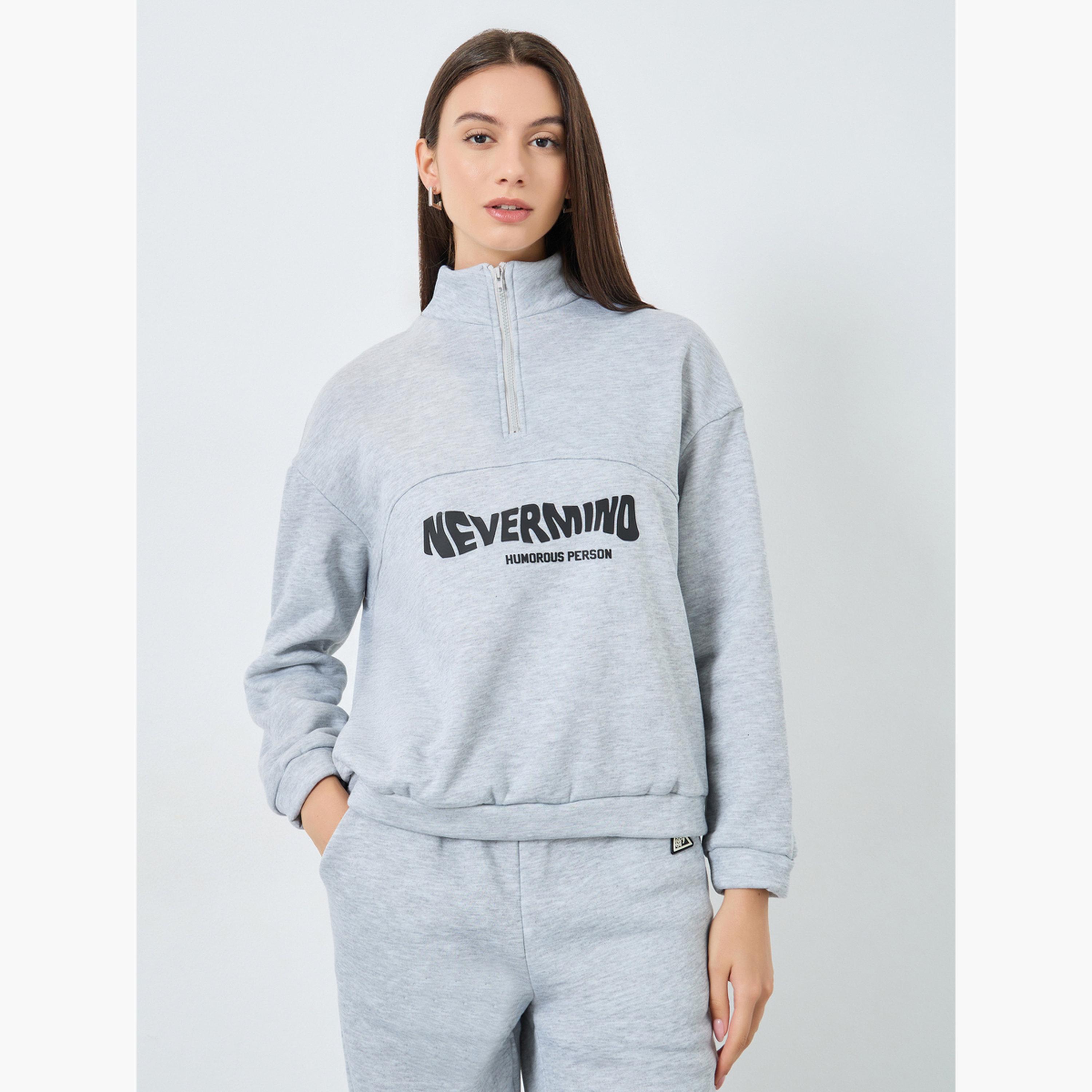 تيك تو - قميص رياضي وبنطال رياضي طبعة شعار رمادي للنساء-women-clothing-coordsets-image-2