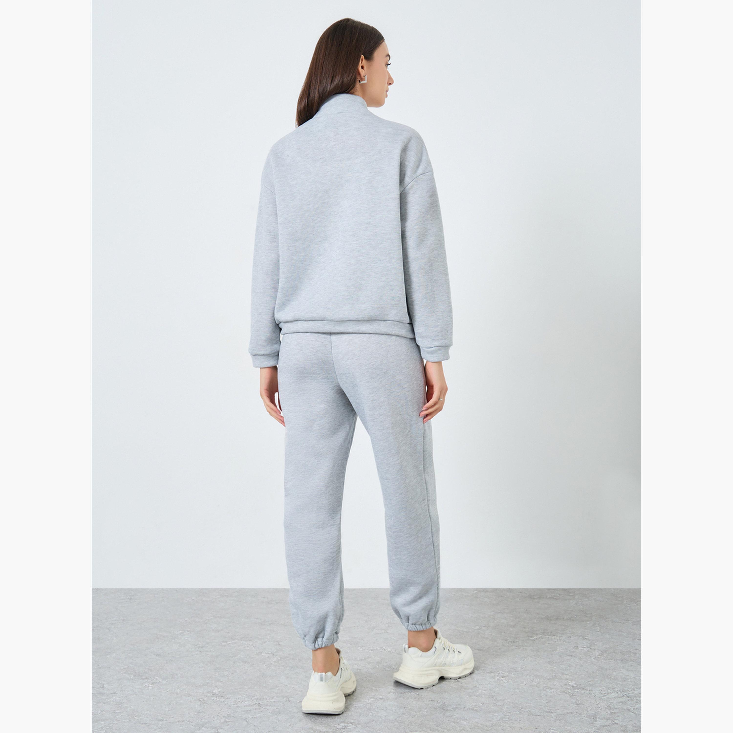 تيك تو - قميص رياضي وبنطال رياضي طبعة شعار رمادي للنساء-women-clothing-coordsets-image-3