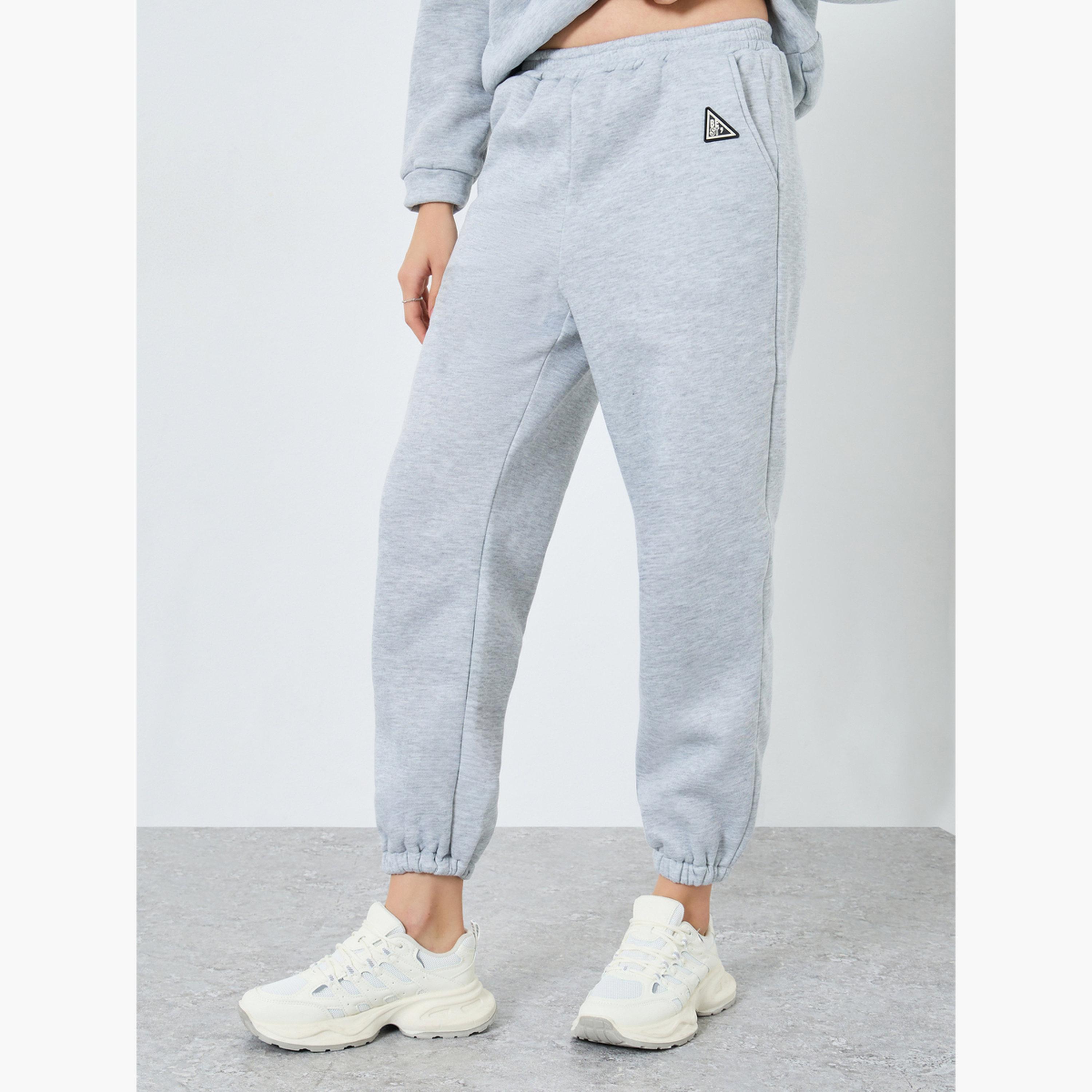 تيك تو - قميص رياضي وبنطال رياضي طبعة شعار رمادي للنساء-women-clothing-coordsets-image-4