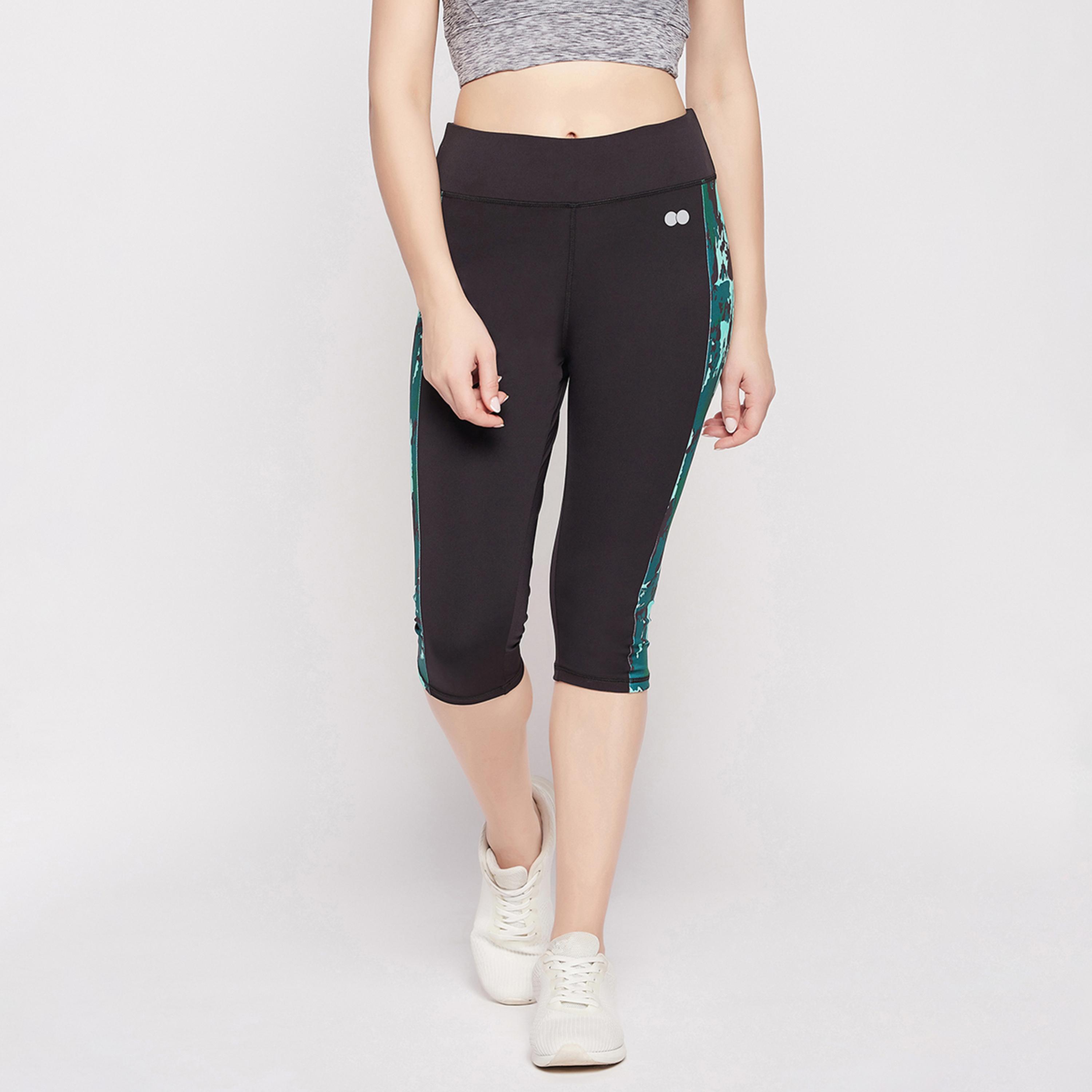كلوفيا - بنطال كابري رياضي ضيق مع لوحة مطبوعة-women-clothing-sportswearandactivewear-bottoms-joggersandtrackpants-image-1
