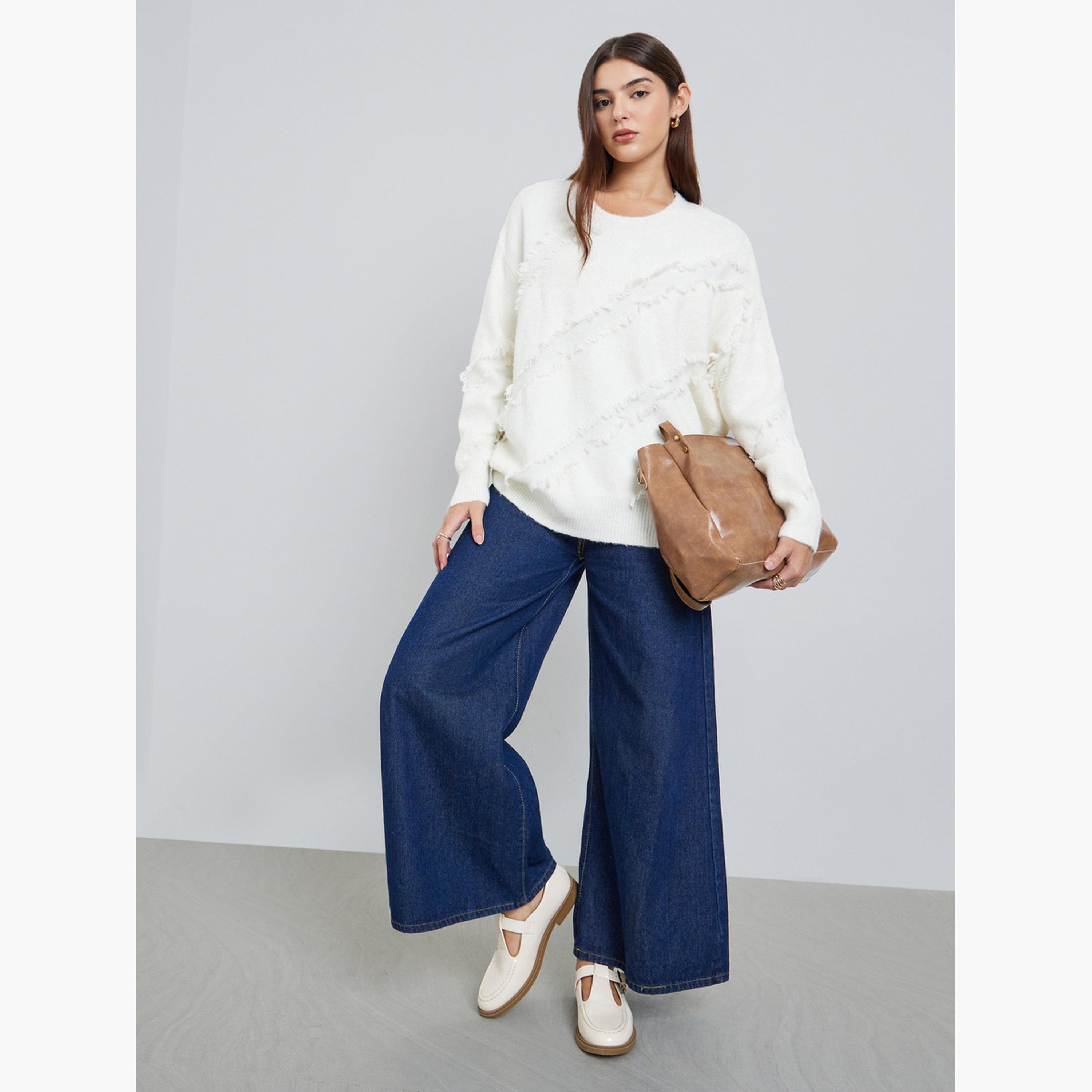 ستايلي - سترة تصميم واسع ذات نسيج أبيض وتفاصيل مهترئة للنساء -women-winterwear-cardigansandjumpers-jumpers-image-2