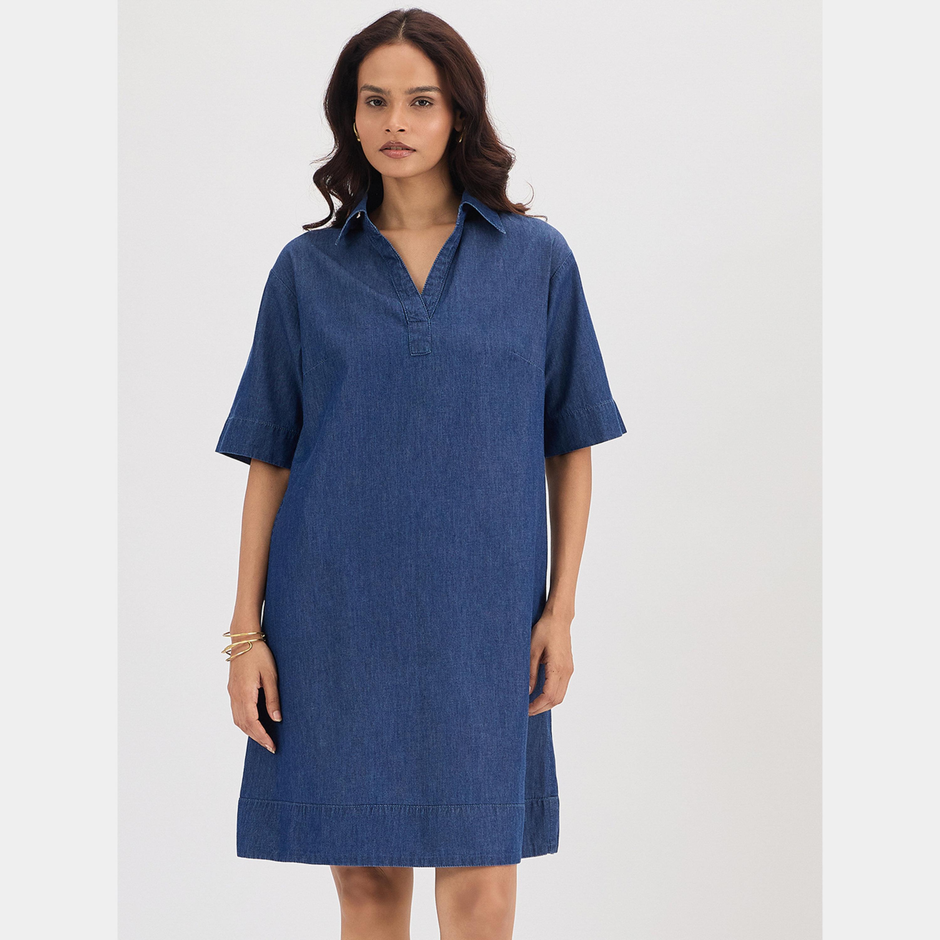 فيميلا - فستان جينز نسائي بطول الركبة بأكمام قصيرة وياقة سادة لون أزرق كحلي-women-clothing-dresses-image-1