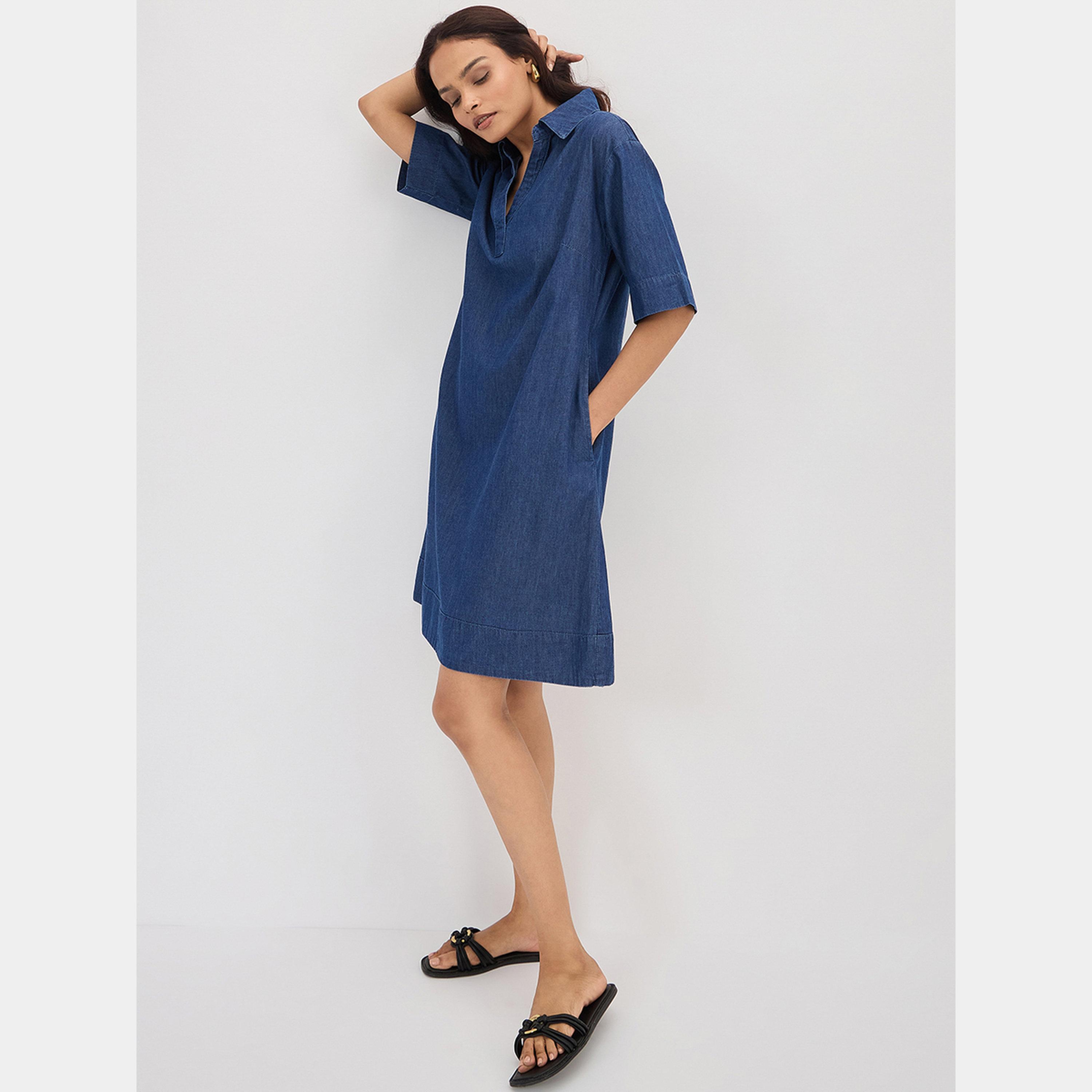 فيميلا - فستان جينز نسائي بطول الركبة بأكمام قصيرة وياقة سادة لون أزرق كحلي-women-clothing-dresses-image-2