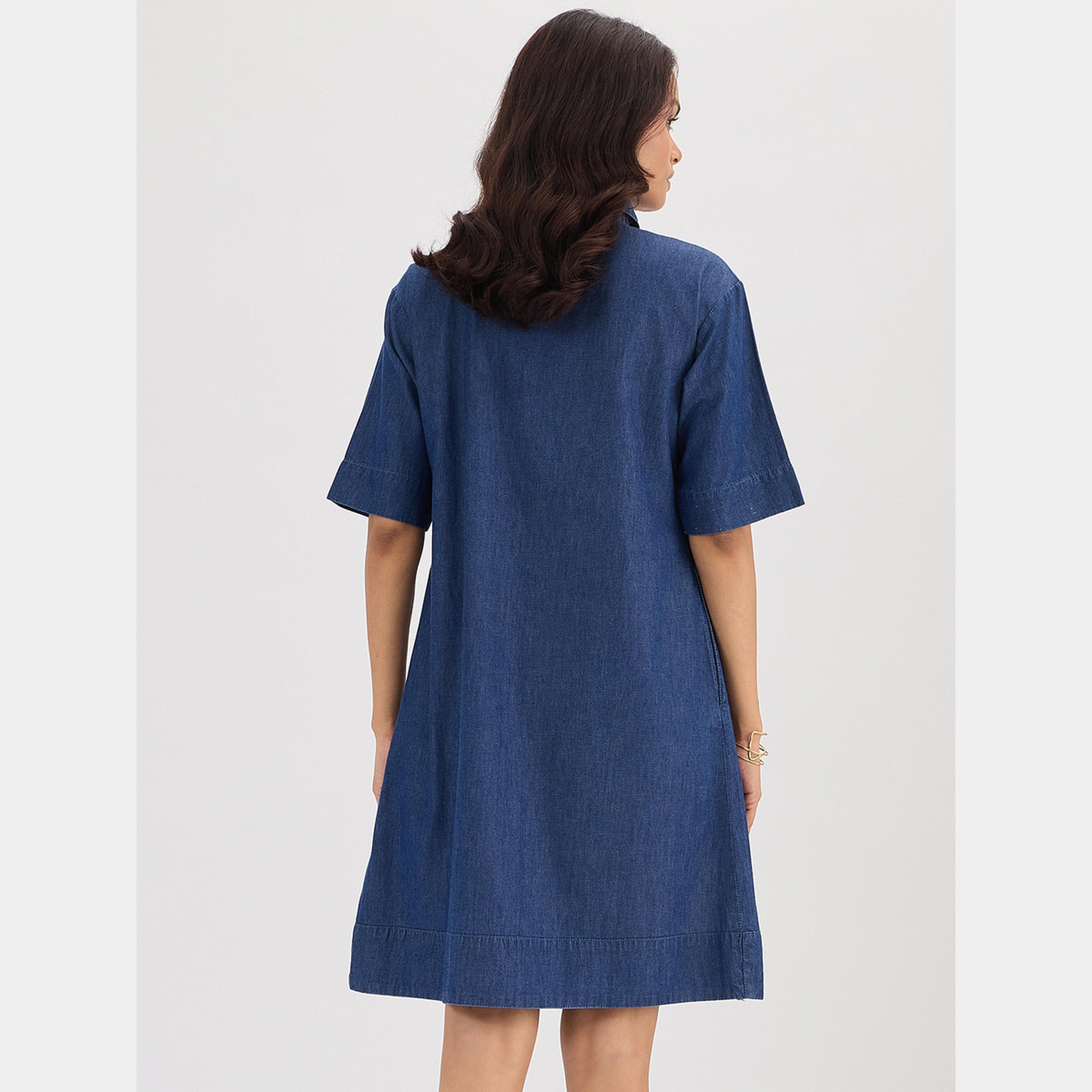 فيميلا - فستان جينز نسائي بطول الركبة بأكمام قصيرة وياقة سادة لون أزرق كحلي-women-clothing-dresses-image-3