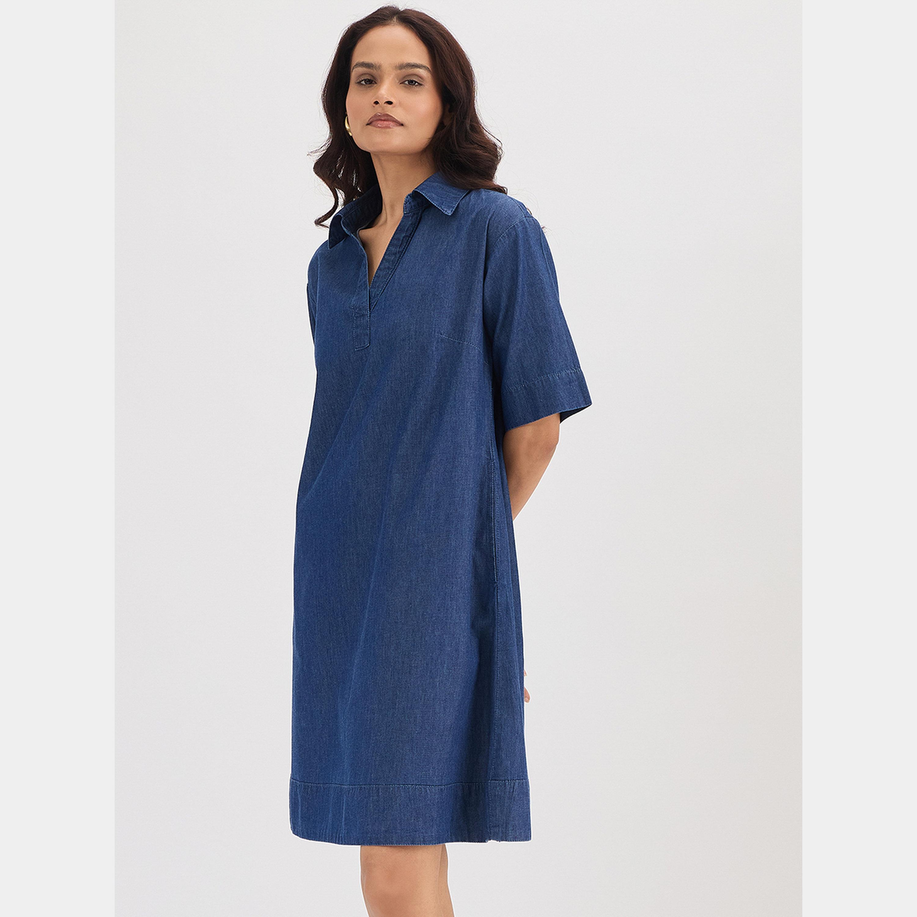 فيميلا - فستان جينز نسائي بطول الركبة بأكمام قصيرة وياقة سادة لون أزرق كحلي-women-clothing-dresses-image-6