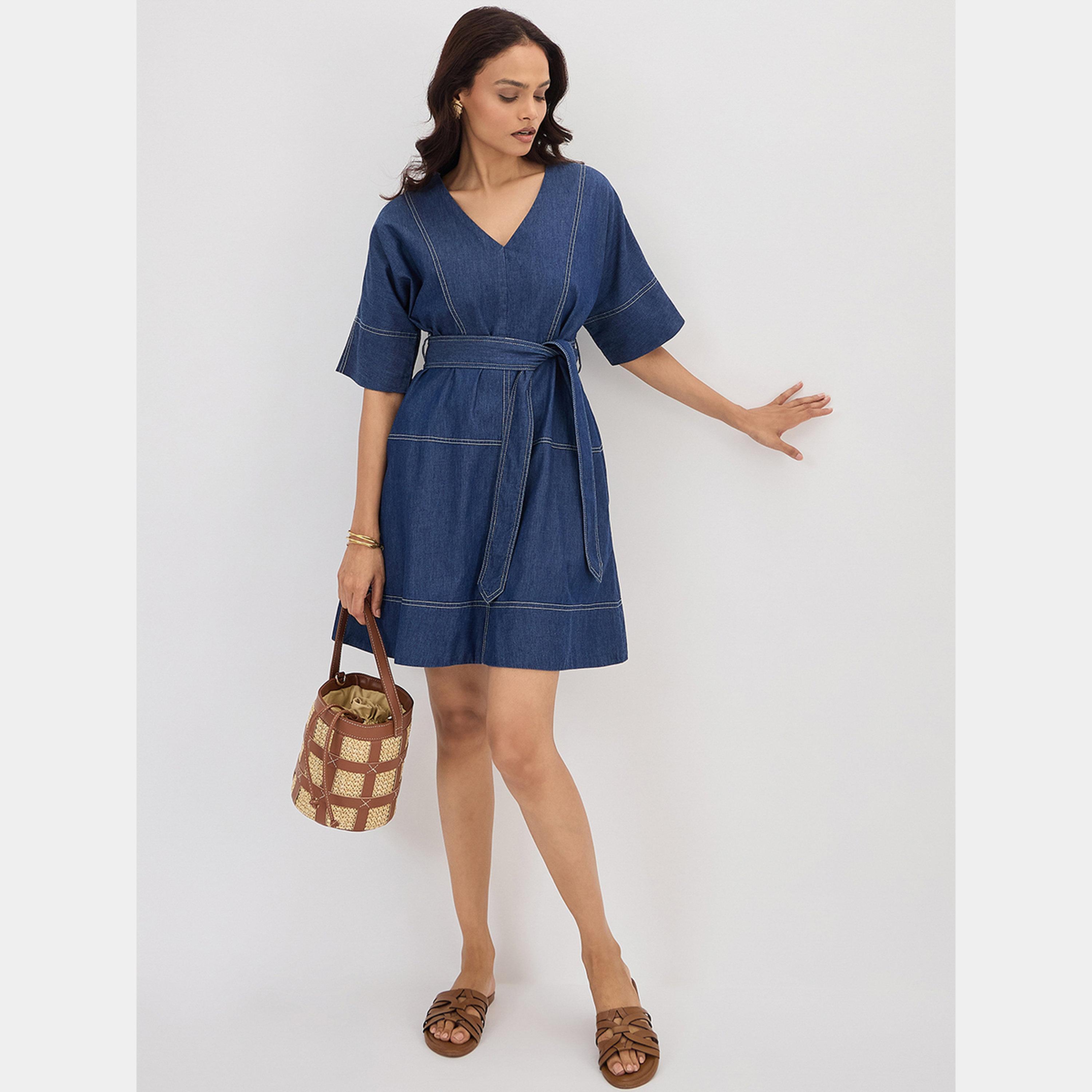 فيميلا - فستان جينز نسائي قصير بأكمام قصيرة ورقبة حرف A، لون أزرق كحلي-women-clothing-dresses-image-2