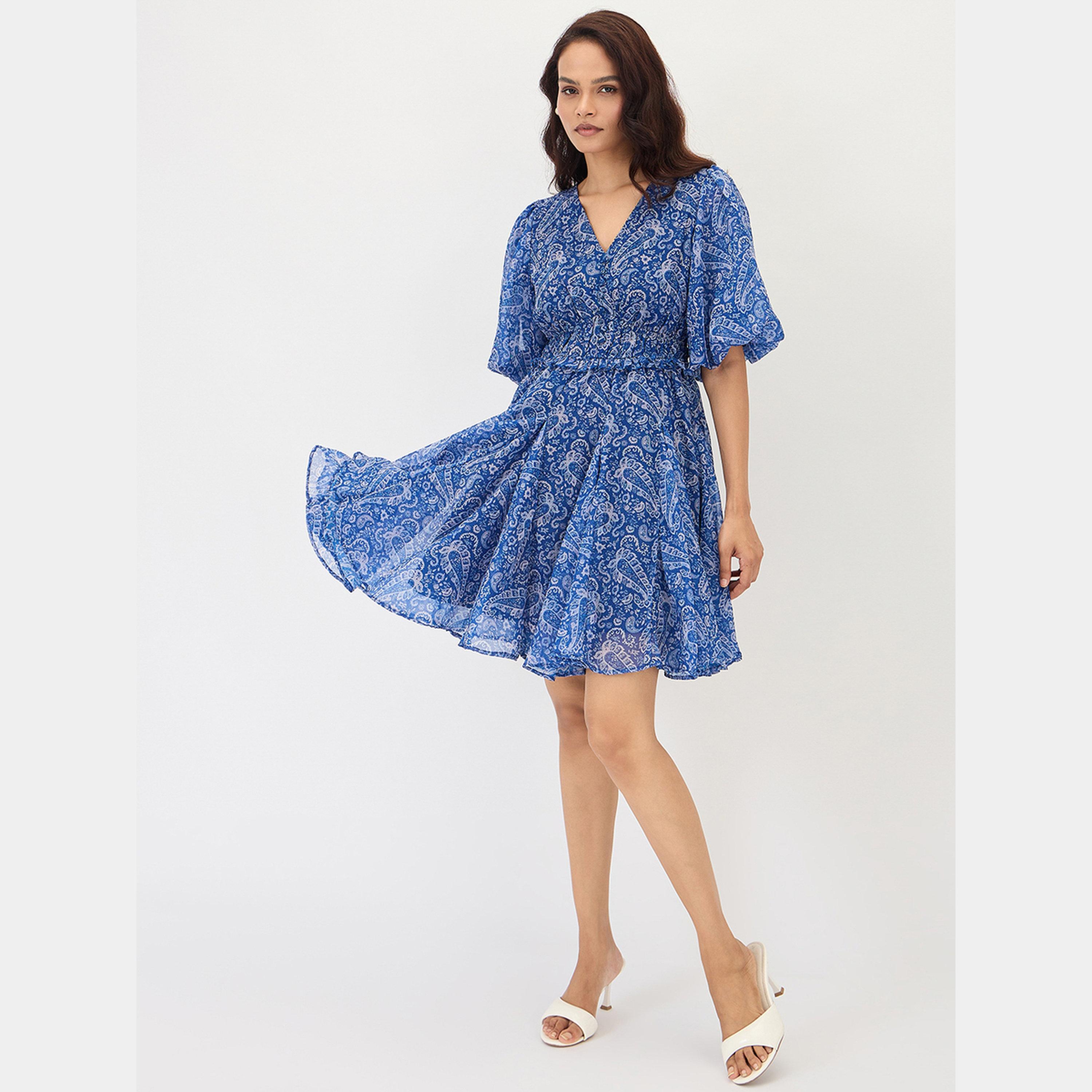 فيميلا - فستان نسائي قصير بأكمام منتفخة ورقبة حرف V مطبوع عليه نقشة بيزلي لون أزرق-women-clothing-dresses-image-2