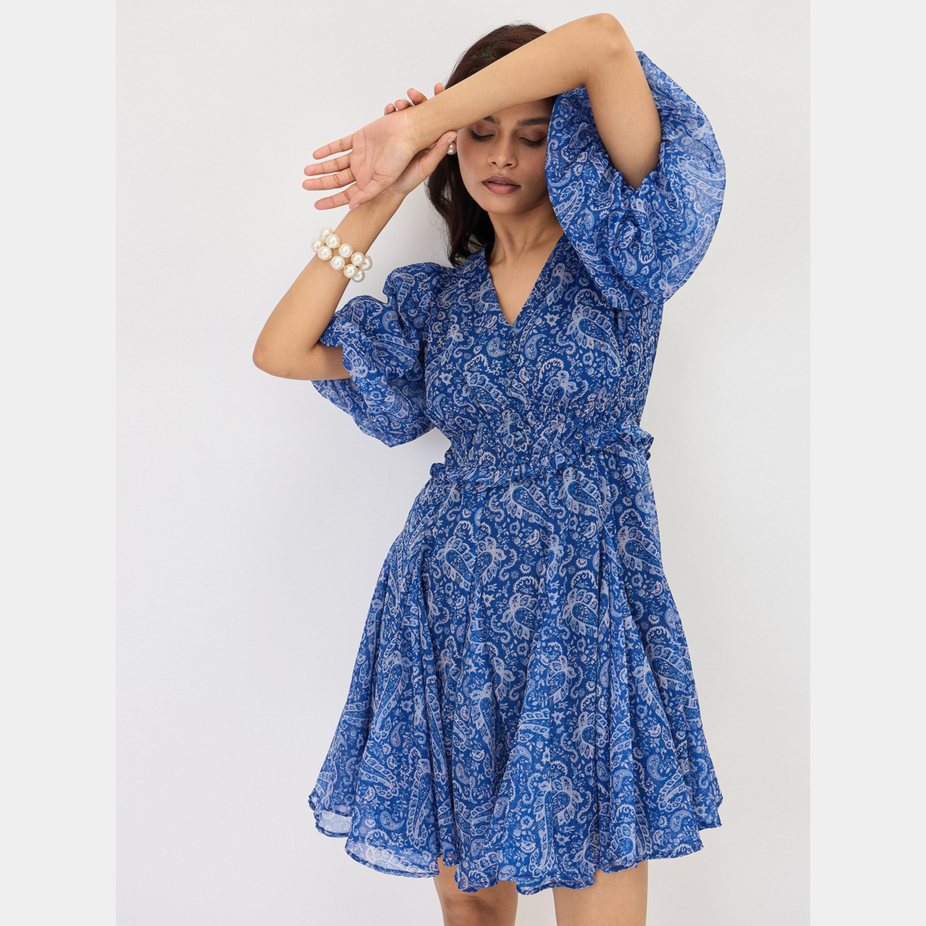 فيميلا - فستان نسائي قصير بأكمام منتفخة ورقبة حرف V مطبوع عليه نقشة بيزلي لون أزرق-women-clothing-dresses-image-3