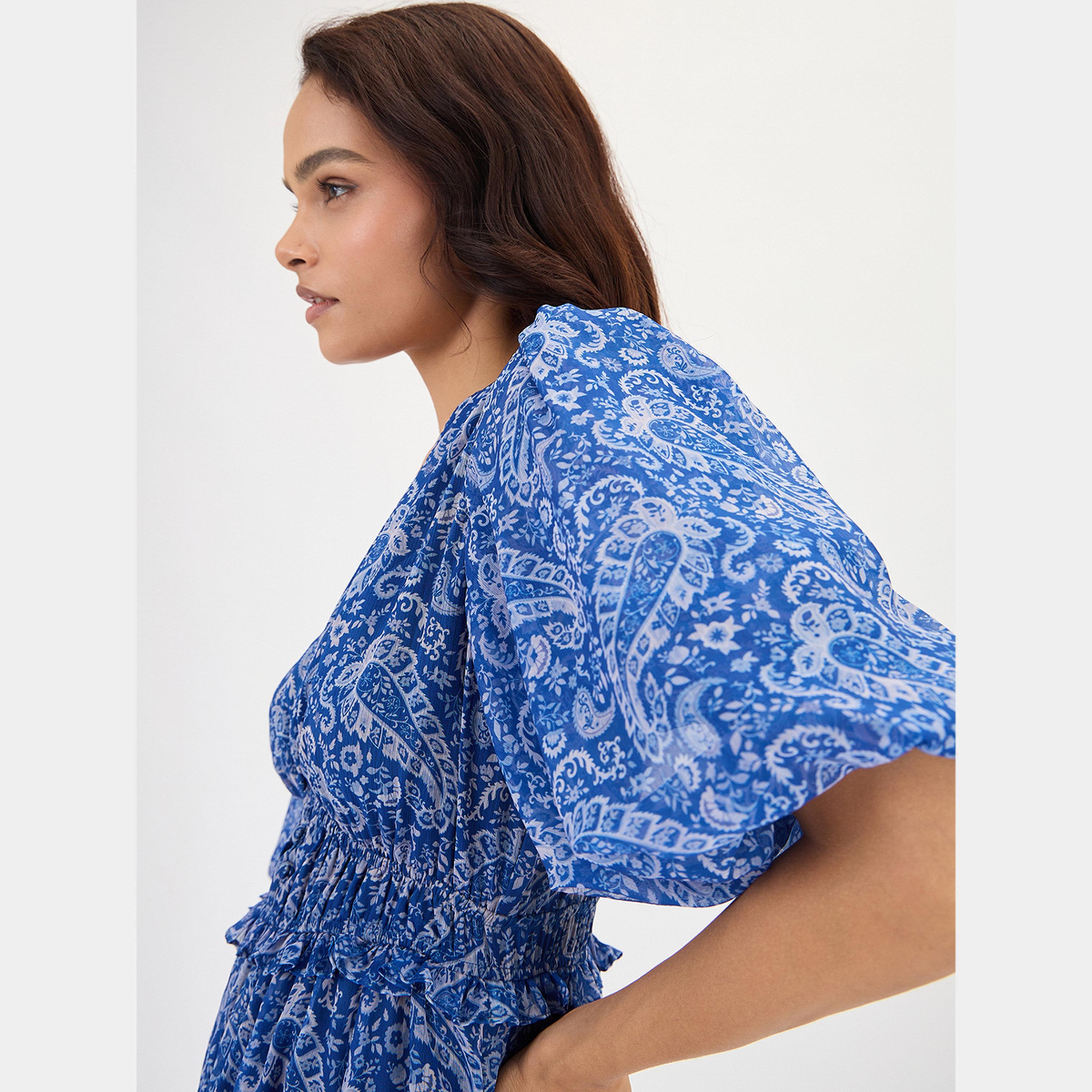 فيميلا - فستان نسائي قصير بأكمام منتفخة ورقبة حرف V مطبوع عليه نقشة بيزلي لون أزرق-women-clothing-dresses-image-6