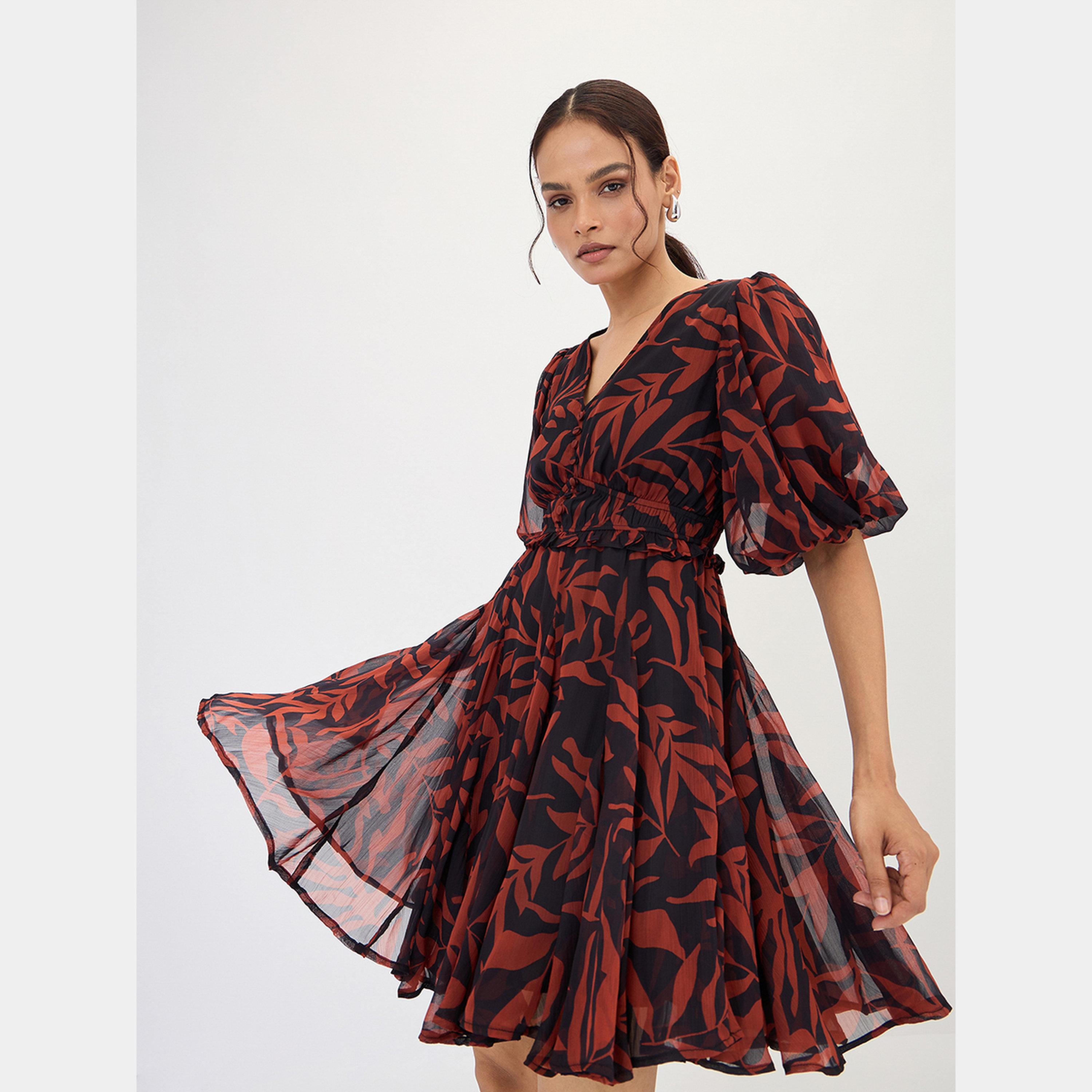 فيميلا - فستان نسائي قصير بأكمام منتفخة ورقبة حرف V مطبوع عليه نقشة بيزلي لون أزرق-women-clothing-dresses-image-5