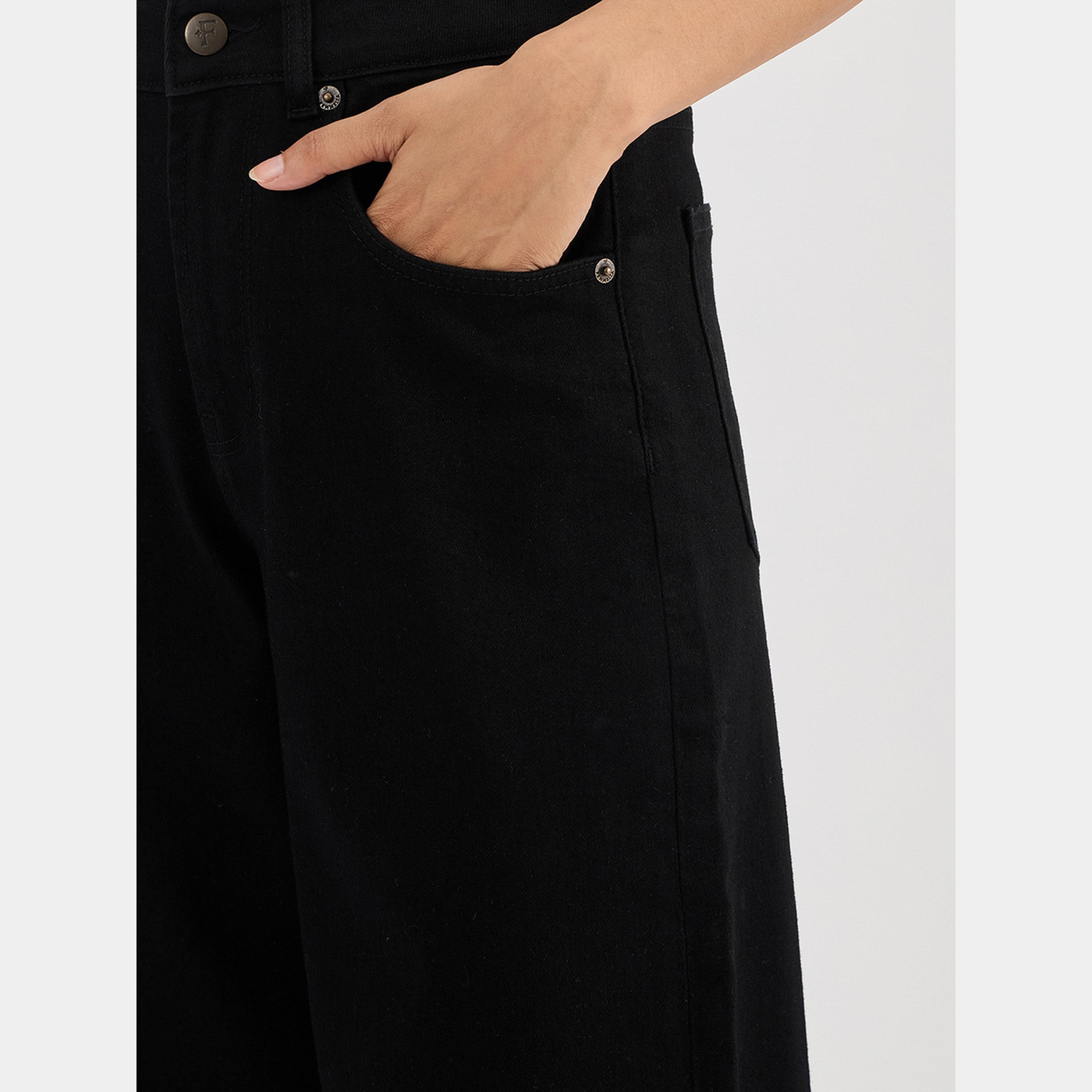 فيميلا - بنطال جينز أسود متوسط ​​الارتفاع وواسع الساق-women-clothing-bottoms-jeans-image-4