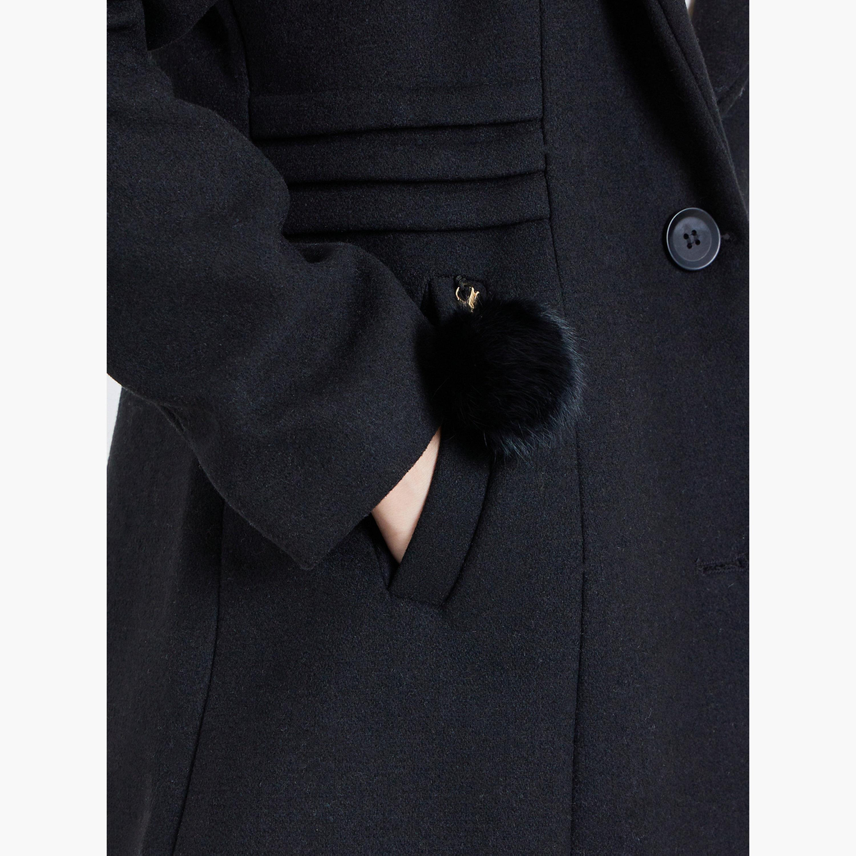 ستايلي - معطف نسائي أسود طويل من الصوف مع قبعة مصنوعة من الفرو الصناعي-women-winterwear-coatsandjackets-coats-image-4