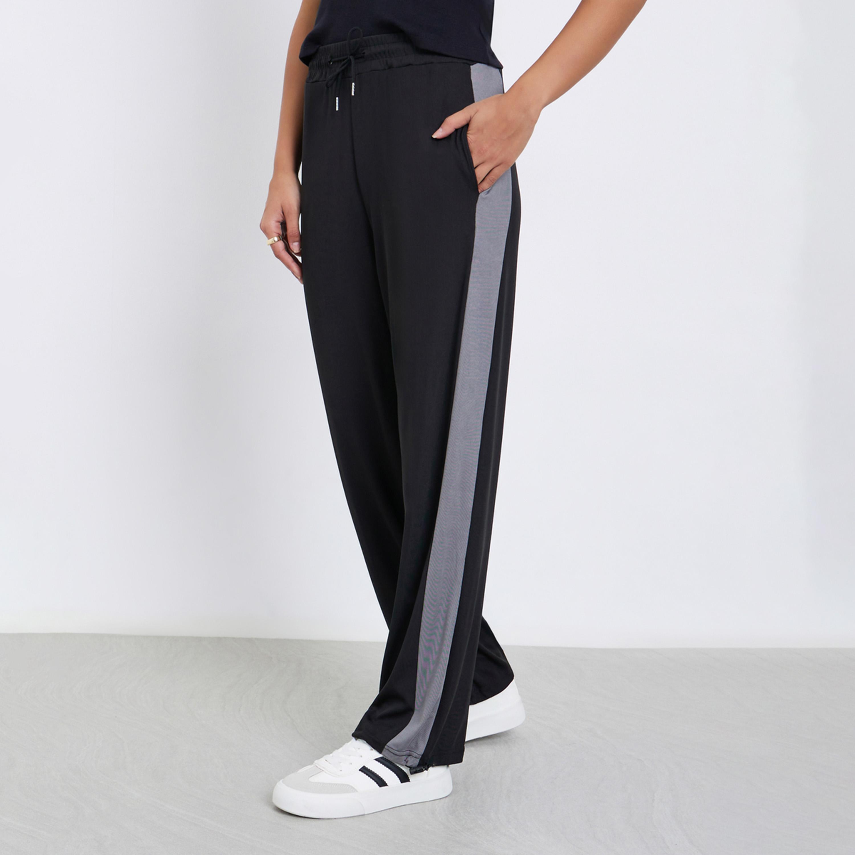 ستايلي - بنطال رياضي مريح لون أسود مع خطوط جانبية-women-clothing-bottoms-joggers-image-1