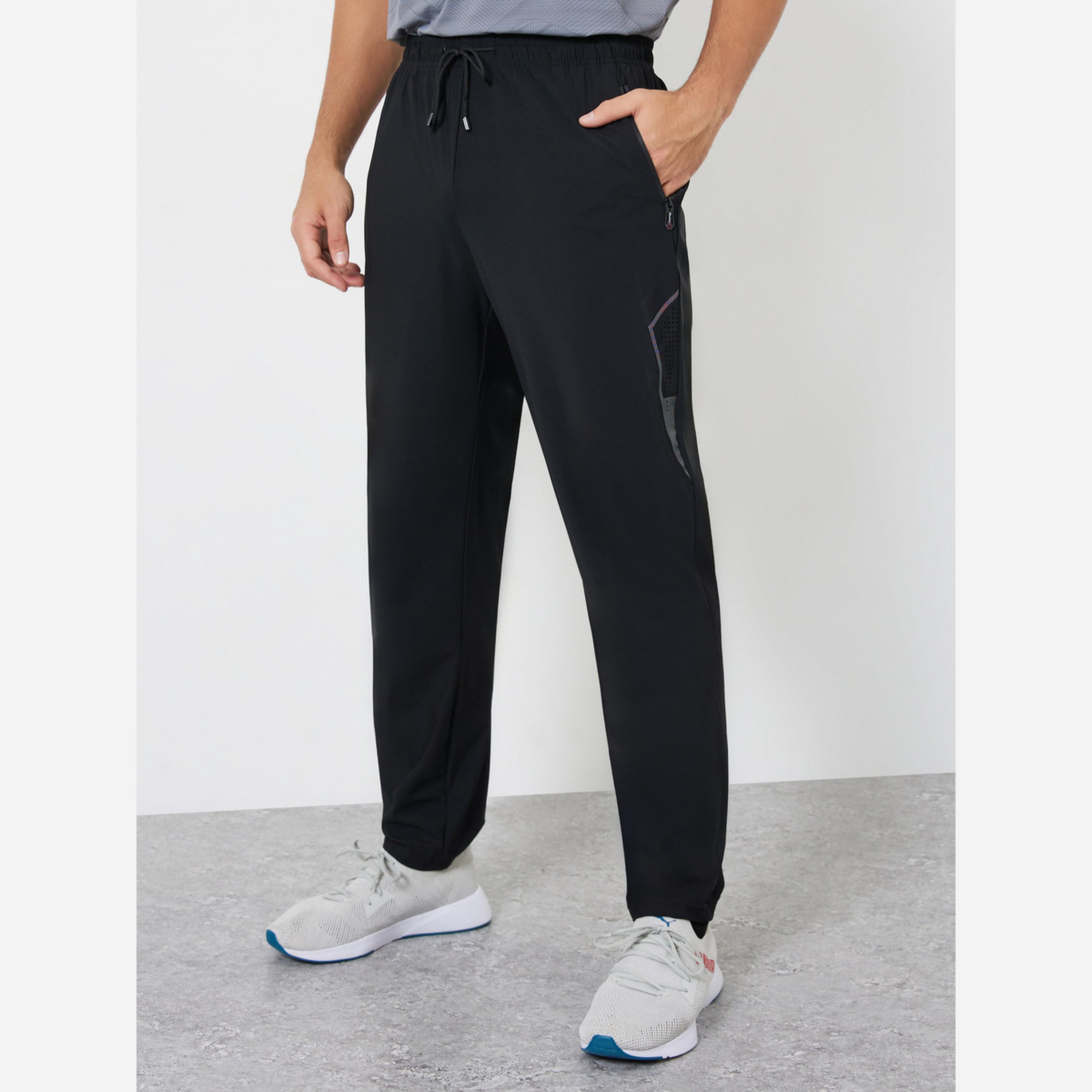 ستايلي - بنطال رياضي رجالي مريح طبعة جانبية وسحاب-men-clothing-sportswearandactivewear-bottoms-joggers-image-1