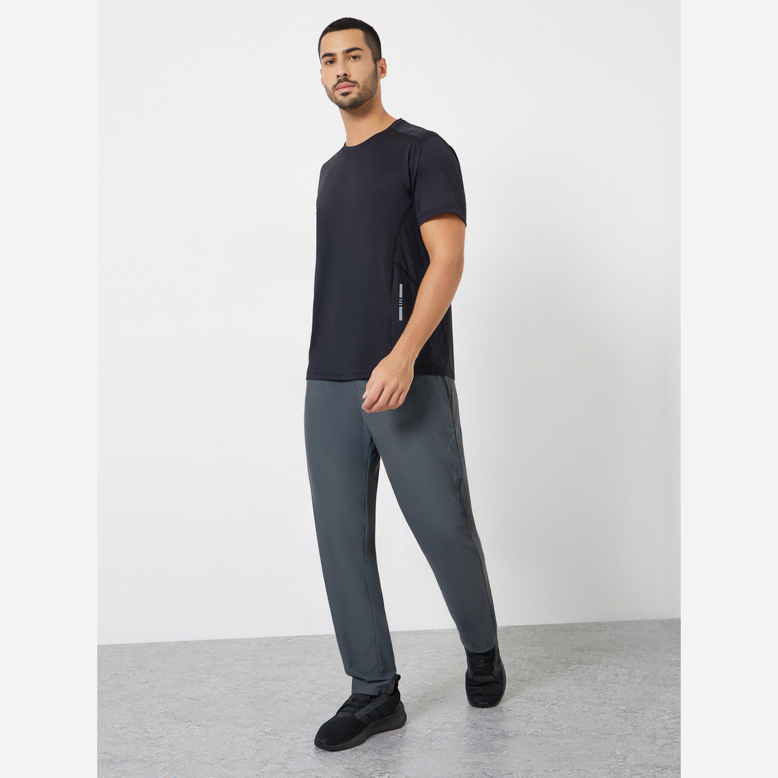 ستايلي - بنطال رياضي رجالي مريح طبعة جانبية وسحاب-men-clothing-sportswearandactivewear-bottoms-joggers-image-2