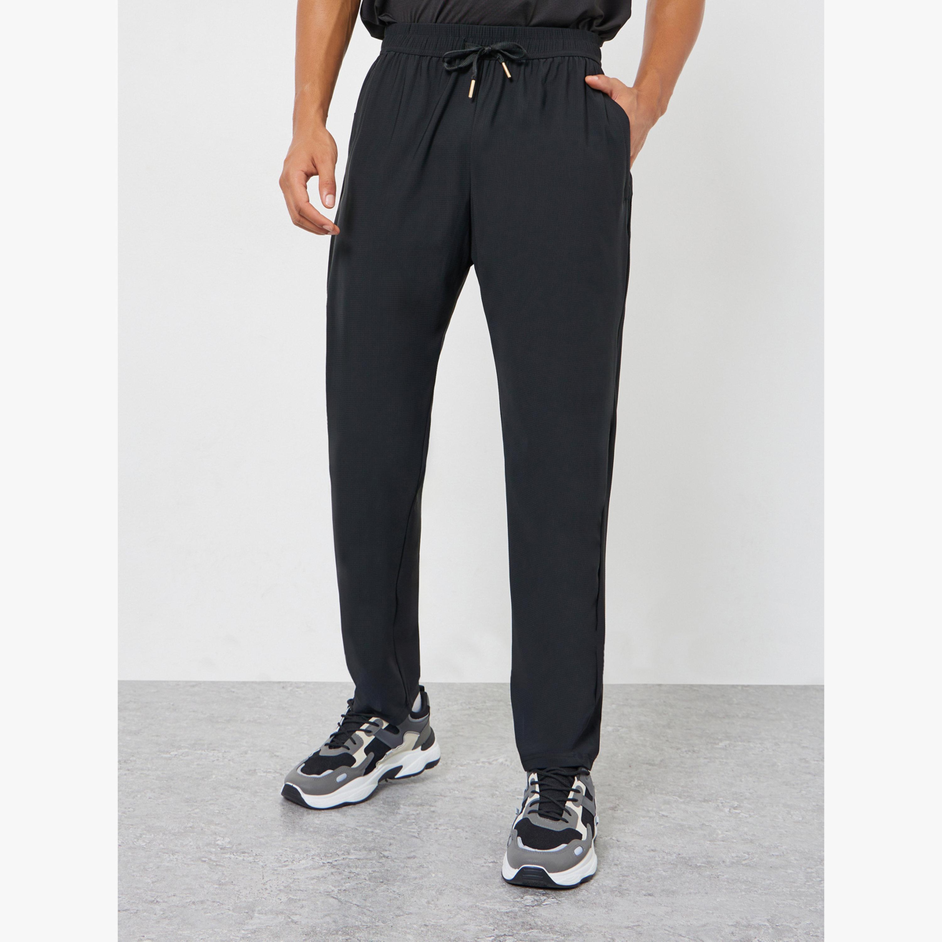 بنطال رياضي بقصة مريحة مع اربطة-men-clothing-sportswearandactivewear-bottoms-joggers-image-1