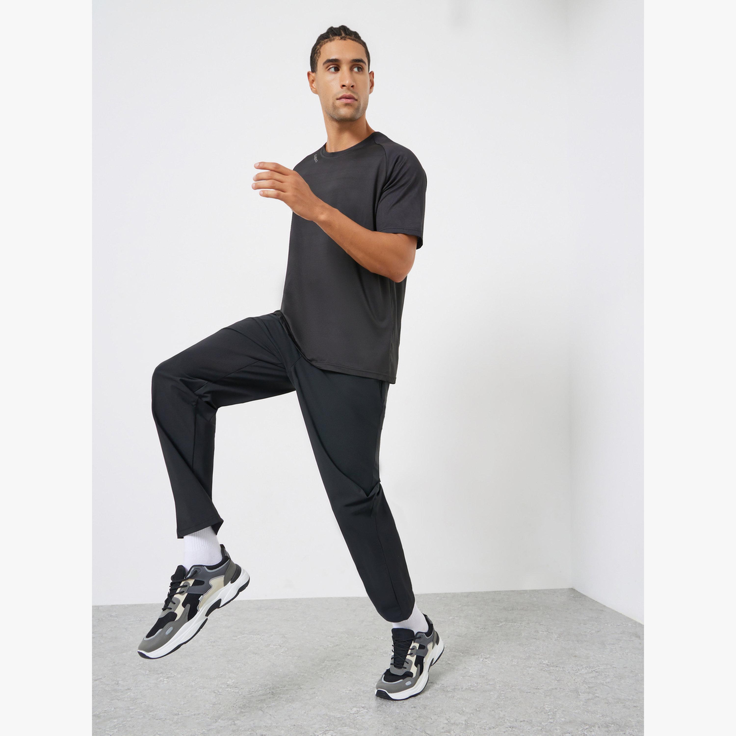 بنطال رياضي بقصة مريحة مع اربطة-men-clothing-sportswearandactivewear-bottoms-joggers-image-2