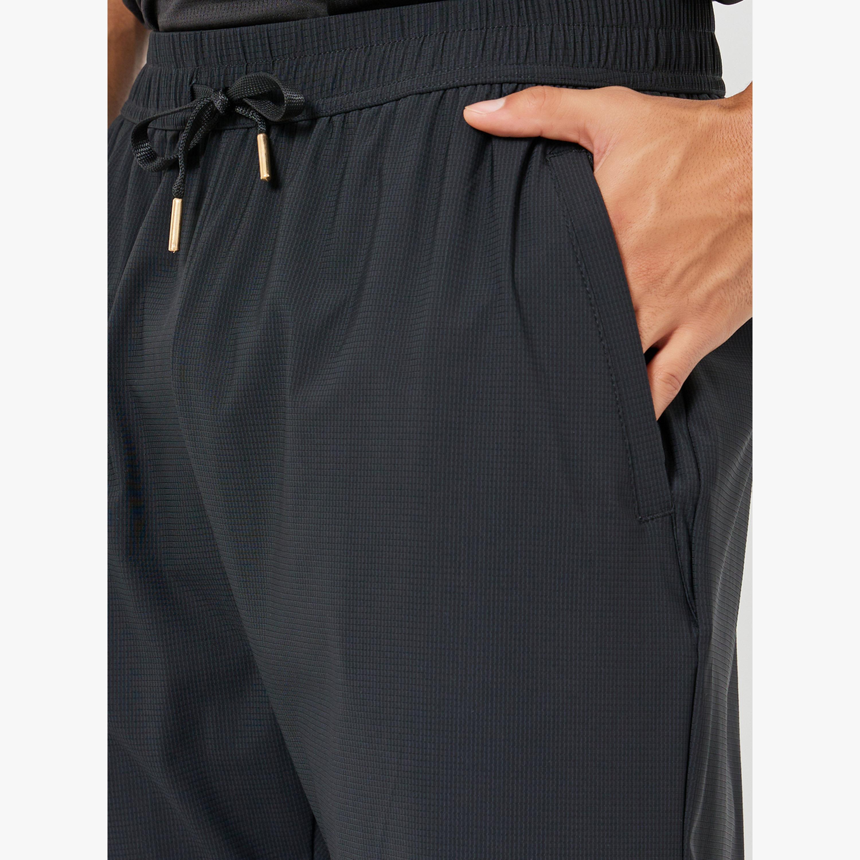 بنطال رياضي بقصة مريحة مع اربطة-men-clothing-sportswearandactivewear-bottoms-joggers-image-4