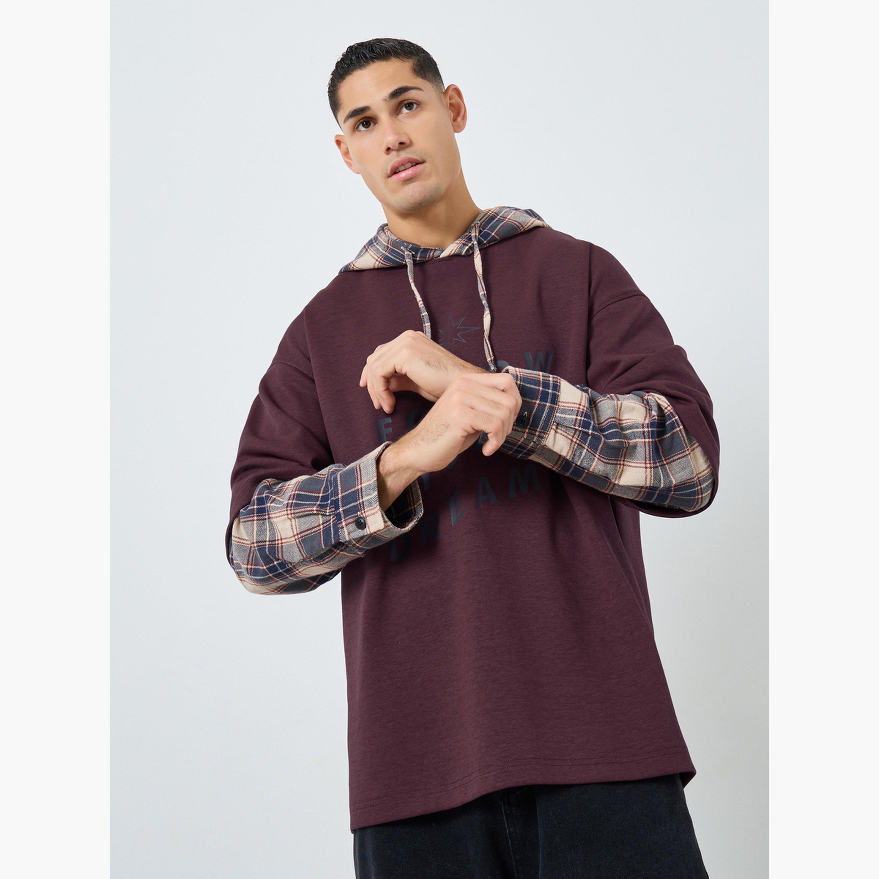 تيك تو - هودي رجالي بطبعة مربعات وشعار لون مارون-men-winterwear-hoodiesandsweatshirts-image-1