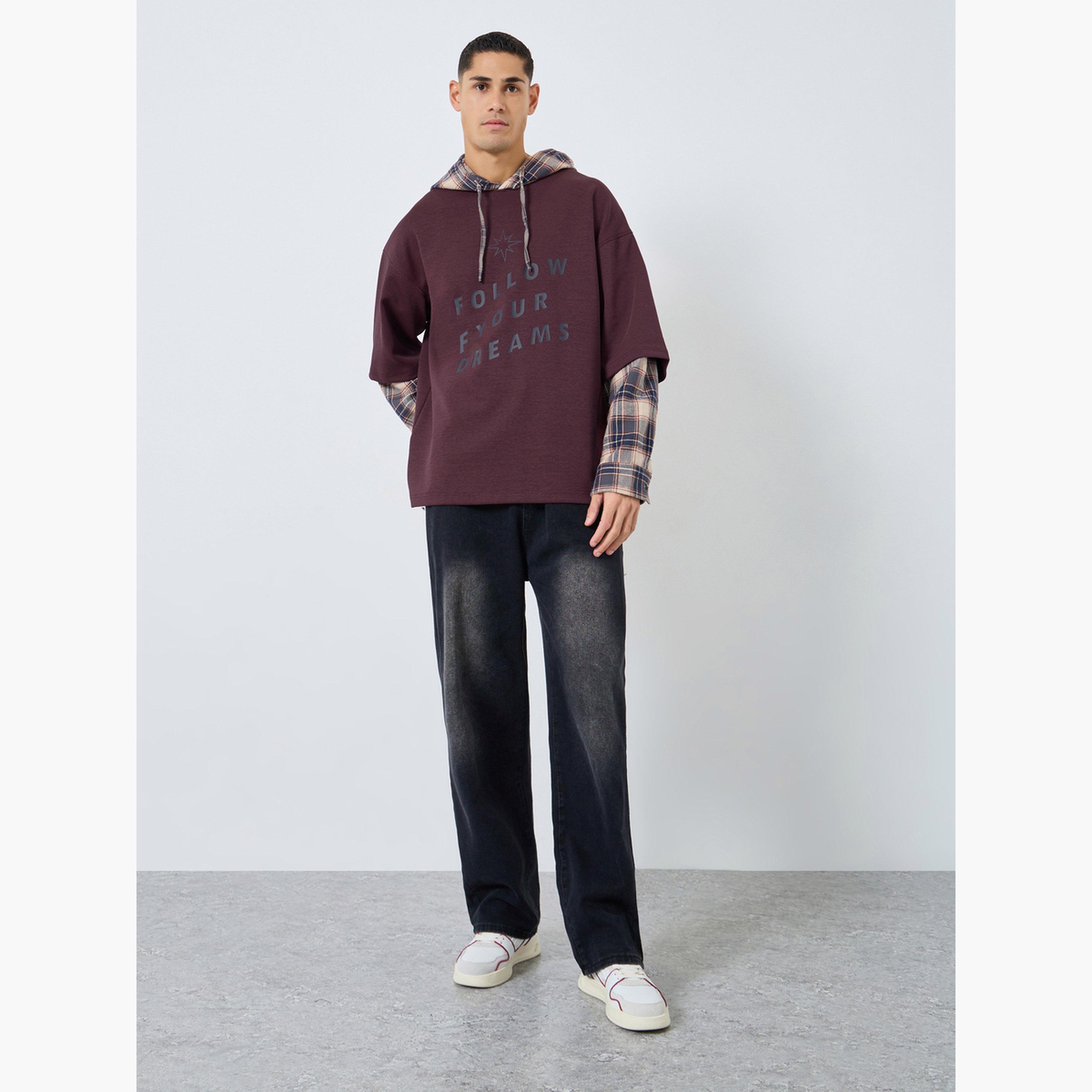 تيك تو - هودي رجالي بطبعة مربعات وشعار لون مارون-men-winterwear-hoodiesandsweatshirts-image-2