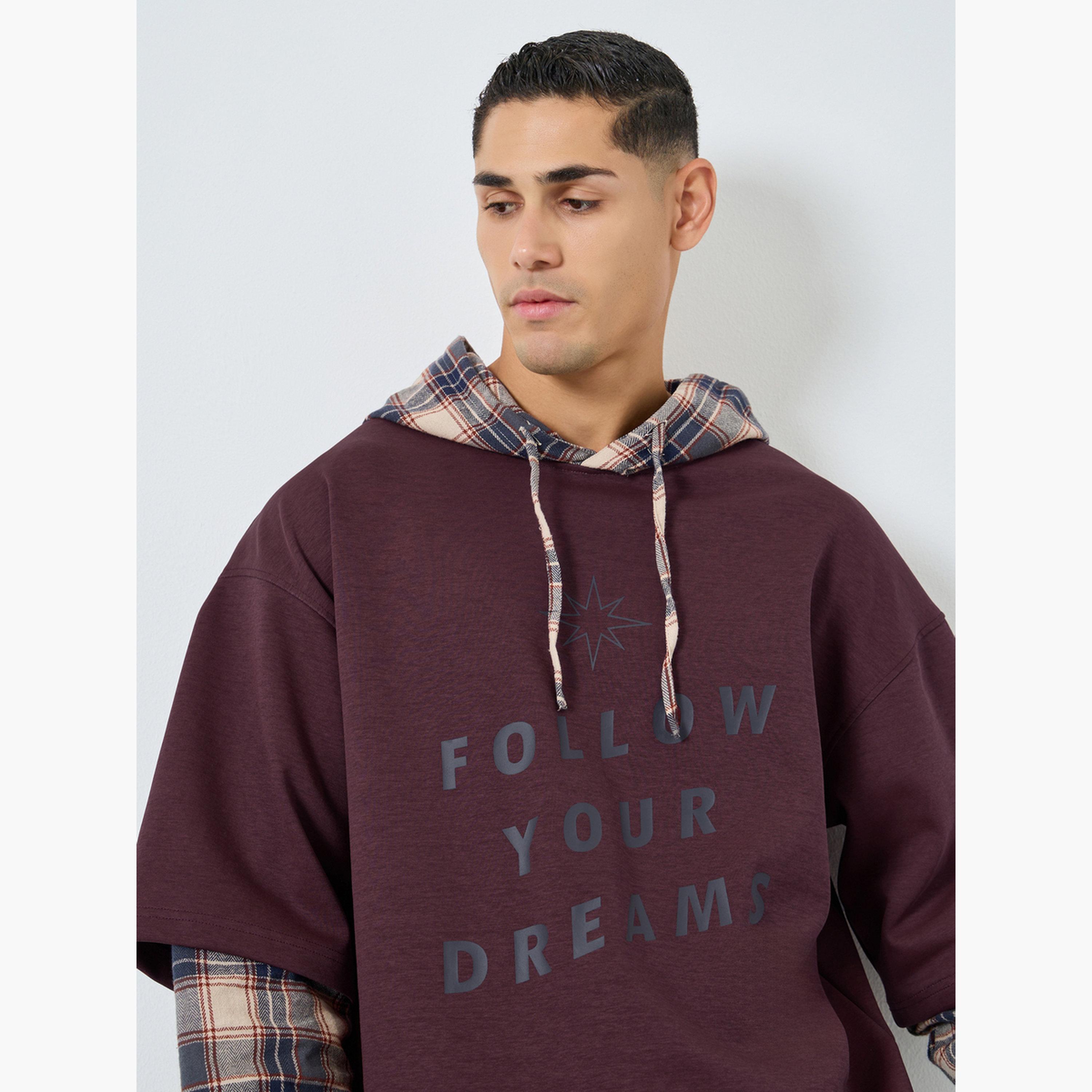 تيك تو - هودي رجالي بطبعة مربعات وشعار لون مارون-men-winterwear-hoodiesandsweatshirts-image-3