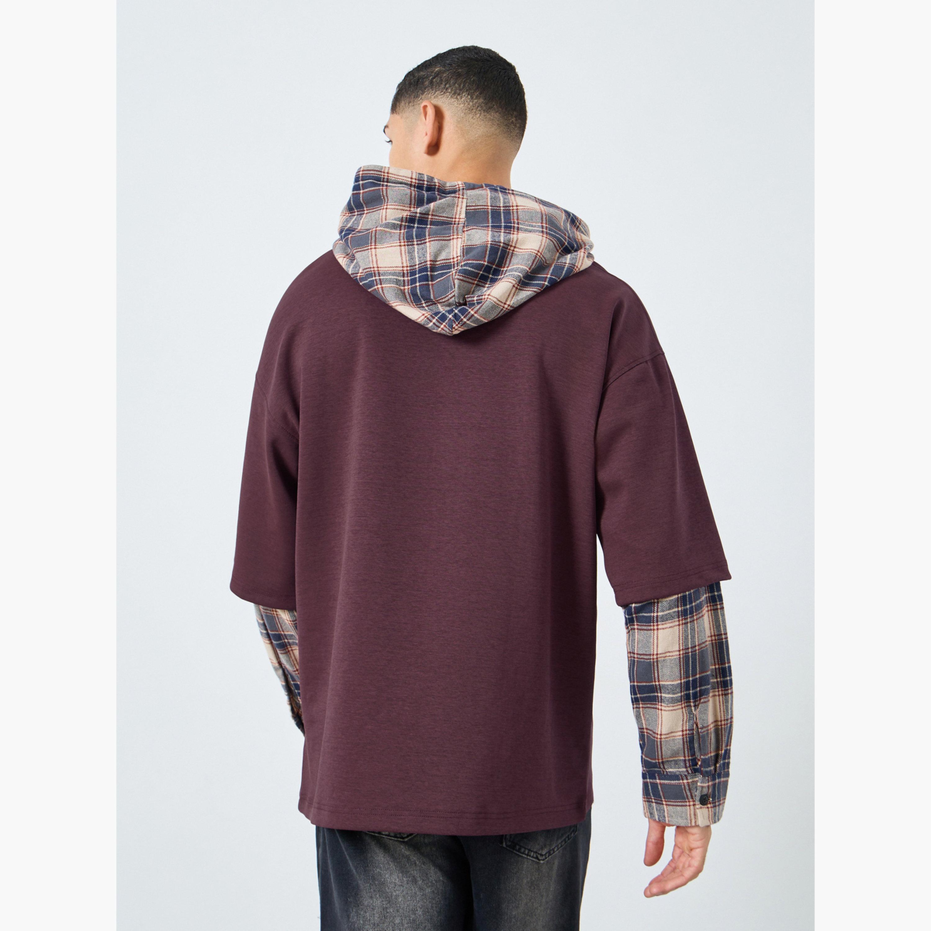 تيك تو - هودي رجالي بطبعة مربعات وشعار لون مارون-men-winterwear-hoodiesandsweatshirts-image-4