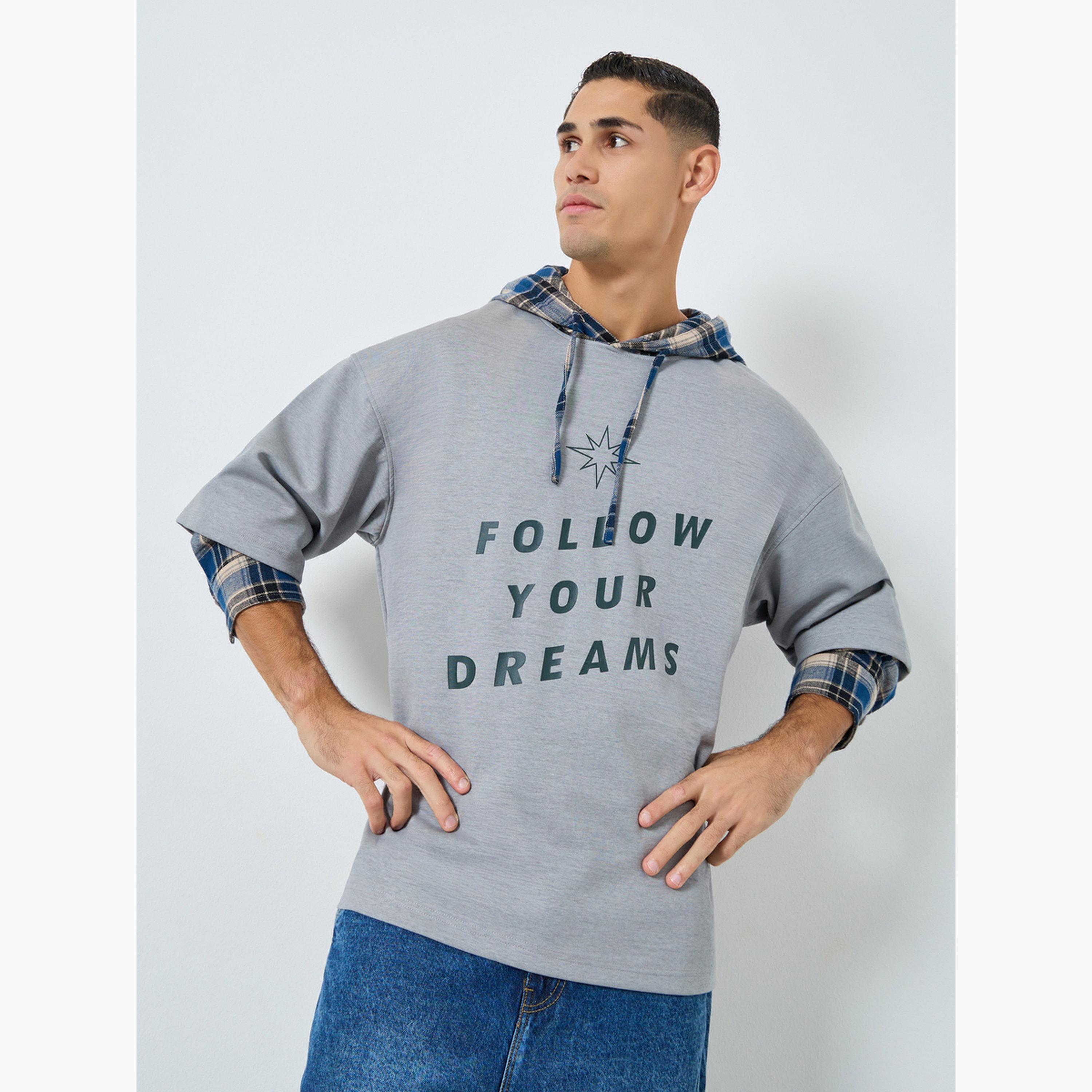 تيك تو - هودي رجالي جهة مربعات وشعار لون رمادي-men-winterwear-hoodiesandsweatshirts-image-1