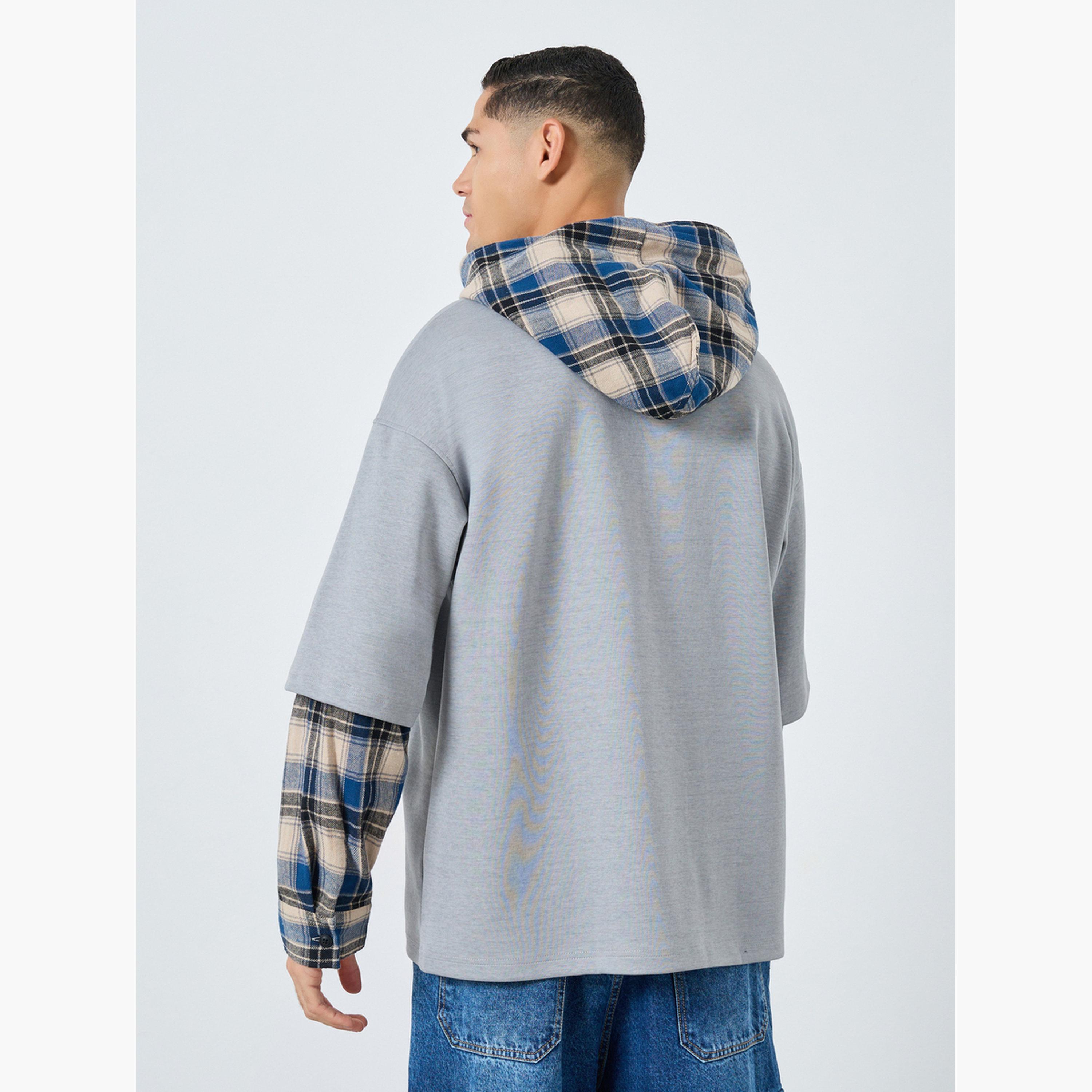 تيك تو - هودي رجالي جهة مربعات وشعار لون رمادي-men-winterwear-hoodiesandsweatshirts-image-4