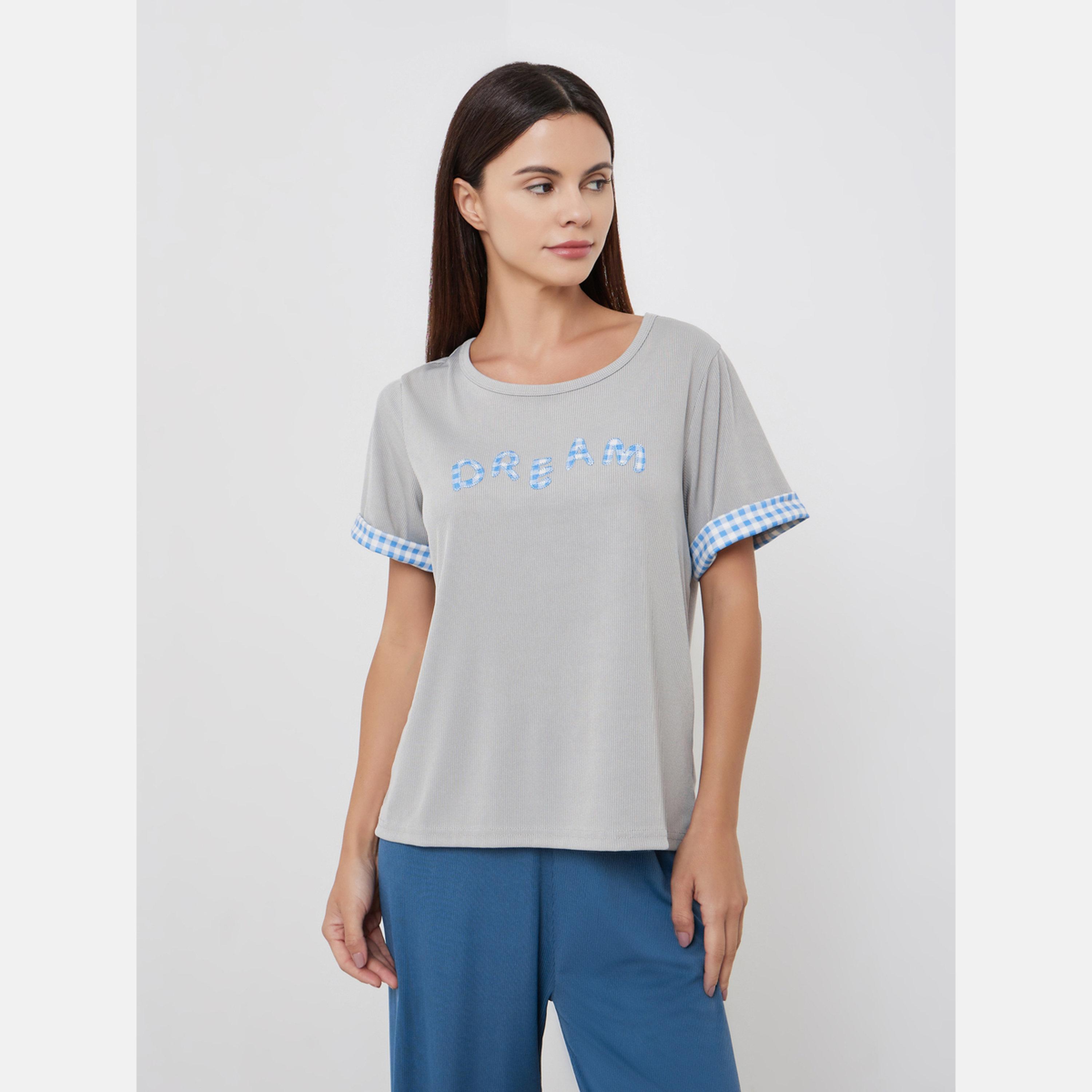 ستايلي - بيجاما تي شيرت سادة بتفاصيل تطريز نص-women-clothing-nightwear-pyjamas-longsets-image-2