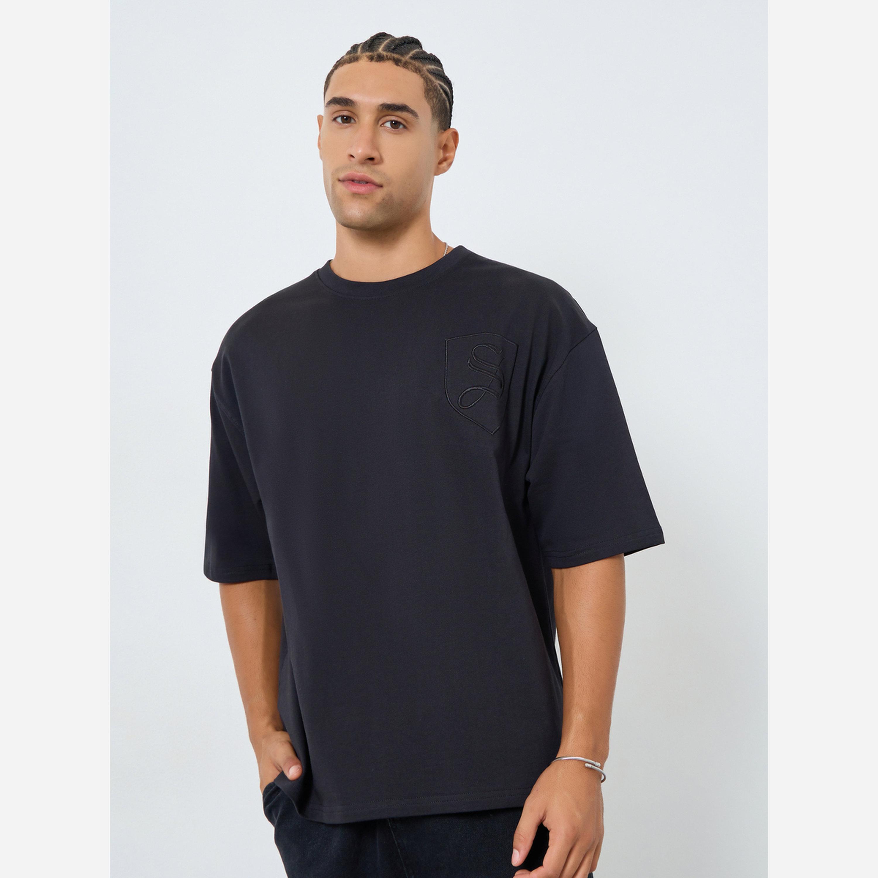 ستايلي - تيشيرت رجالي لون أسود مطرز مقاس واسع-men-clothing-tshirtsandpolos-tshirts-image-1