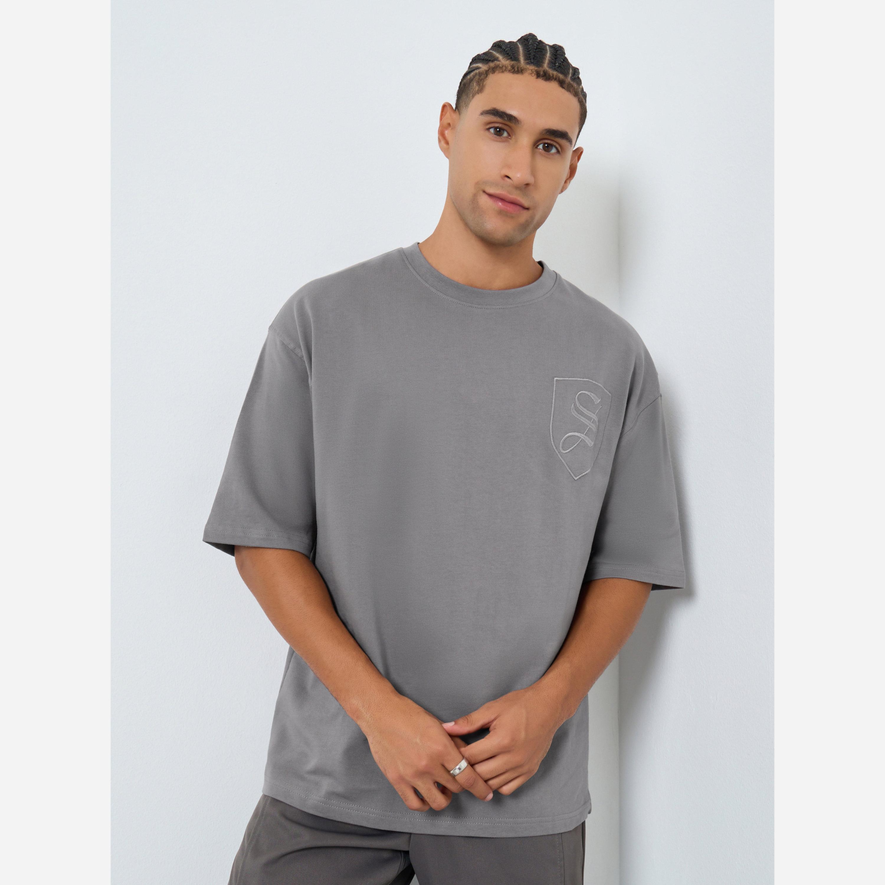 ستايلي - تي شيرت رجالي لون رمادي مطرز مقاس واسعة-men-clothing-tshirtsandpolos-tshirts-image-1