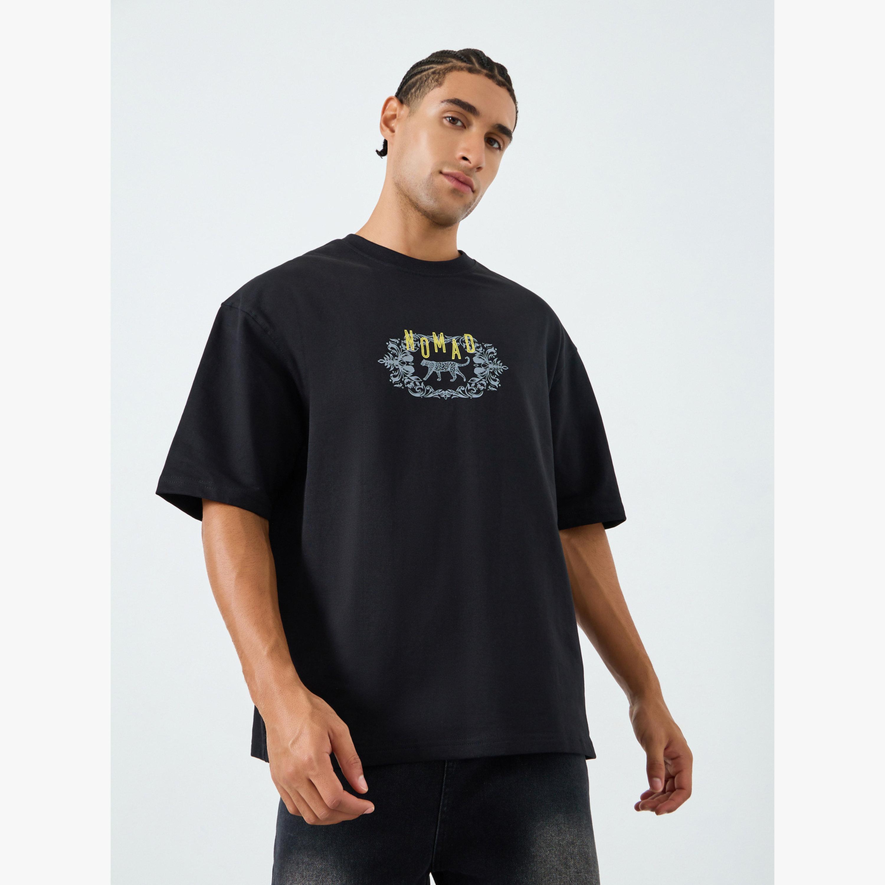تيشيرت مطبوع بزخارف كلاسيكية بقصة واسعة-men-clothing-tshirtsandpolos-tshirts-image-1