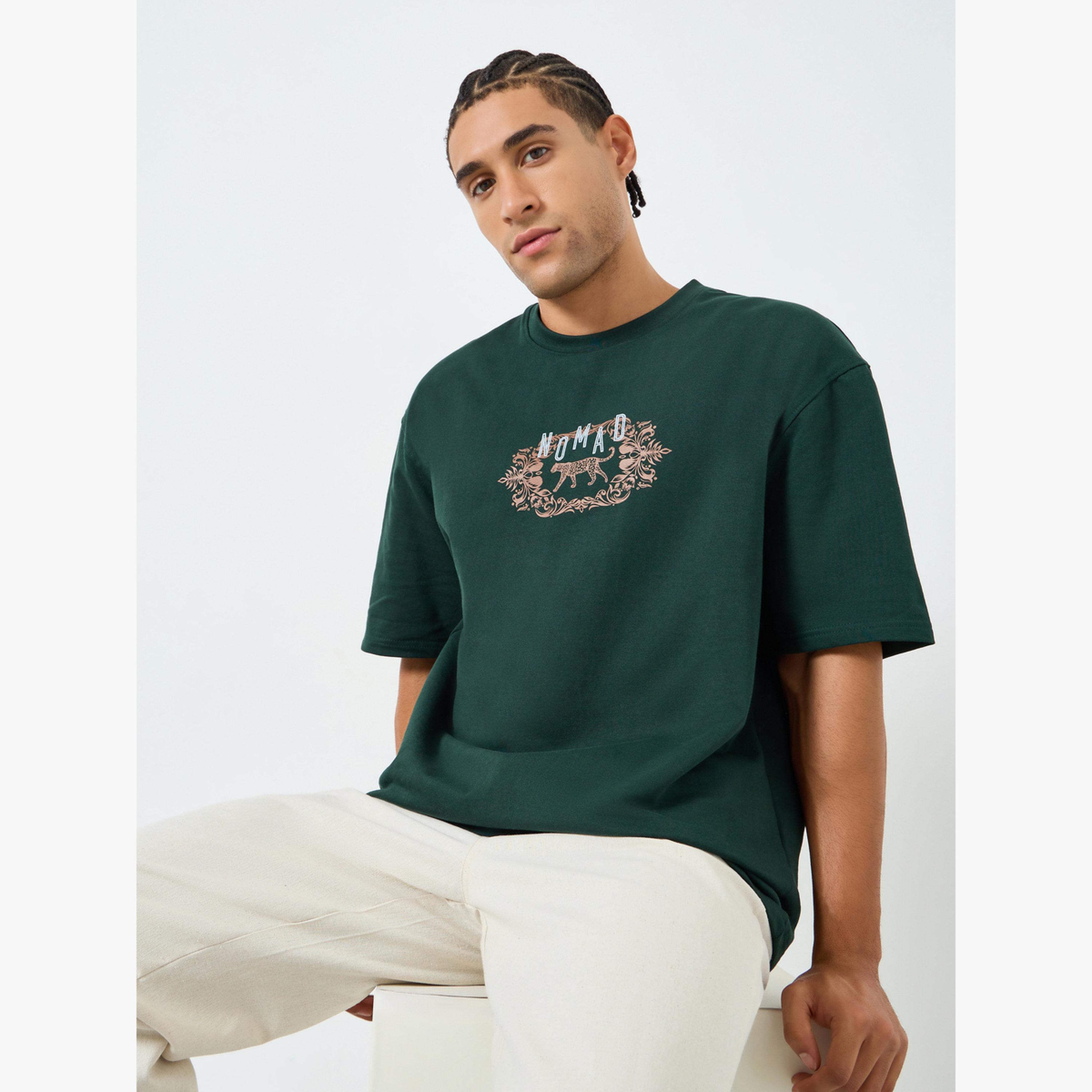 تيشيرت مطبوع بزخارف كلاسيكية بقصة واسعة-men-clothing-tshirtsandpolos-tshirts-image-1