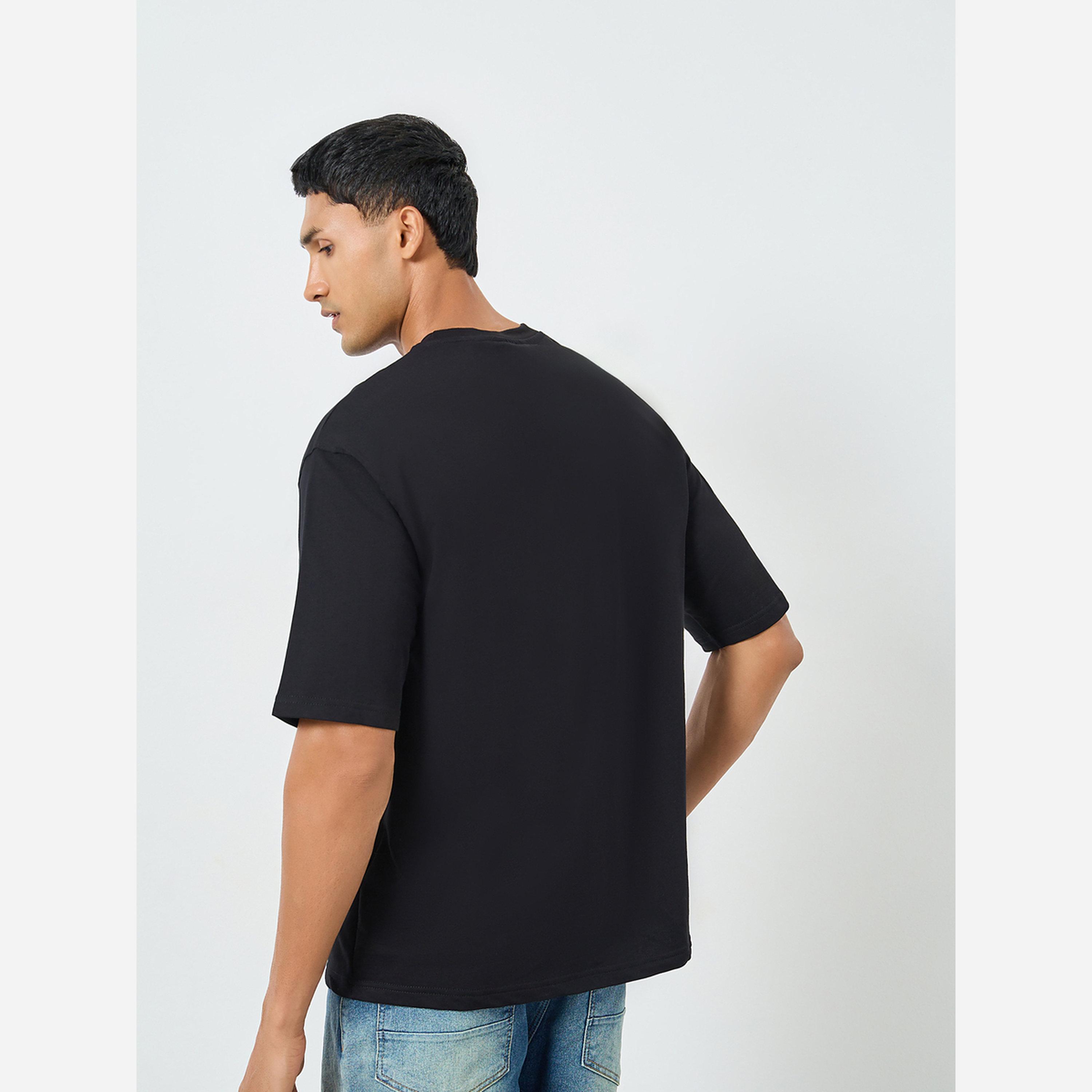 ستايلي - تيشيرت رجالي لون أسود مطرز مقاس واسع-men-clothing-tshirtsandpolos-tshirts-image-4