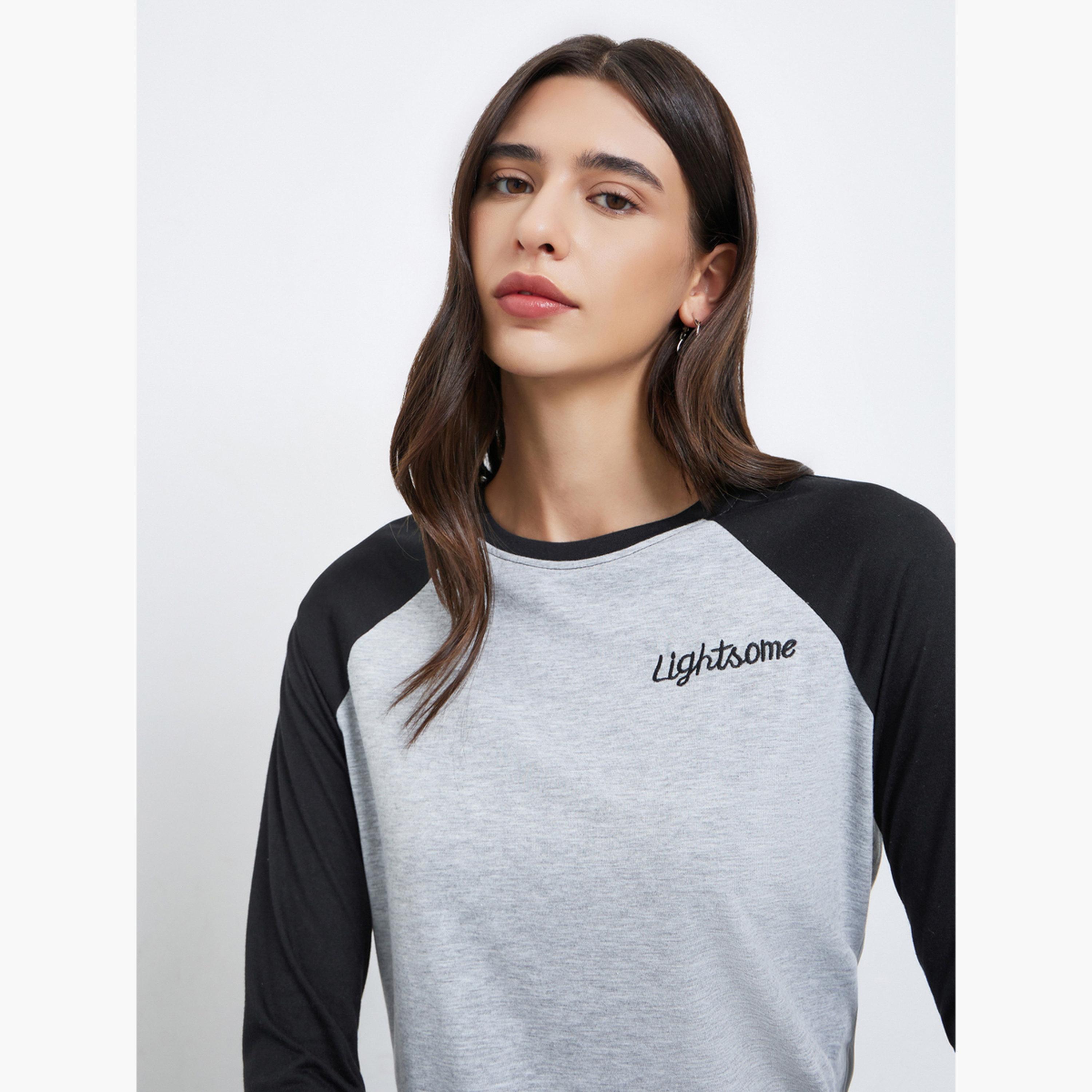 ستايلي - تي شيرت بأكمام راجلان بألوان متعددة مع تفاصيل مطرزة للنساء-women-clothing-tshirts-image-2