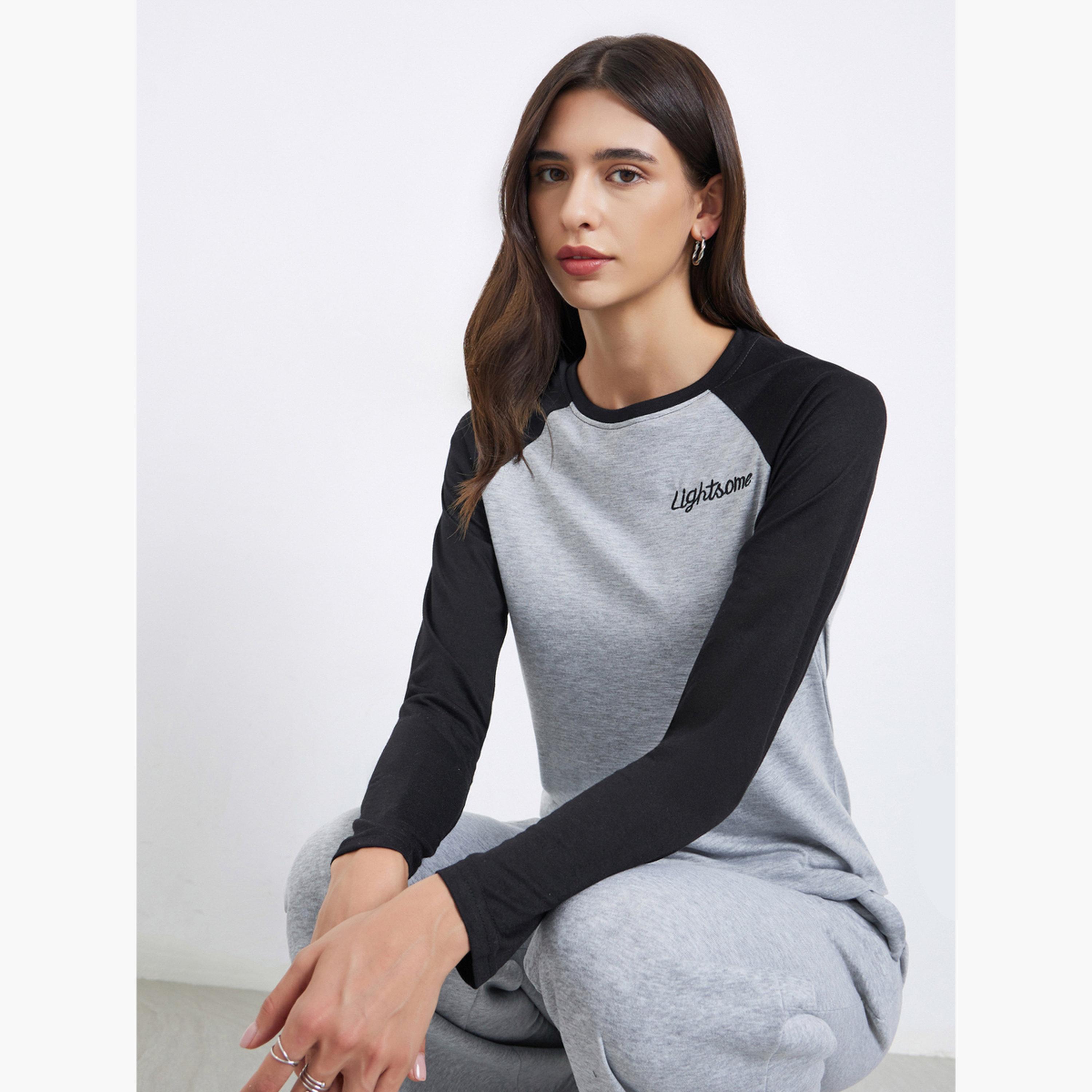 ستايلي - تي شيرت بأكمام راجلان بألوان متعددة مع تفاصيل مطرزة للنساء-women-clothing-tshirts-image-3