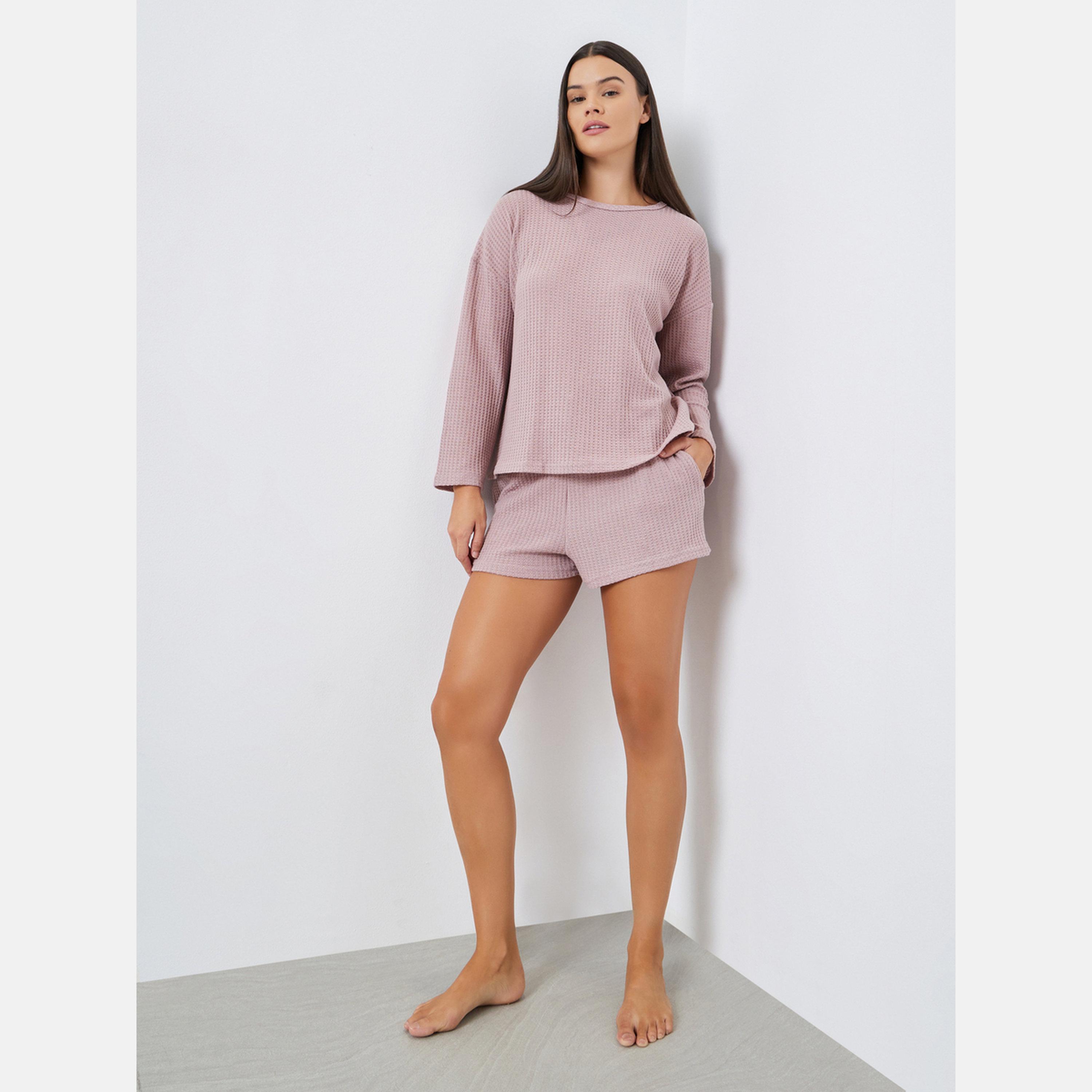 ستايلي - طقم بلوزة وشورت بأكمام طويلة من نسيج الوافل-women-clothing-nightwear-pyjamas-shortsets-image-2