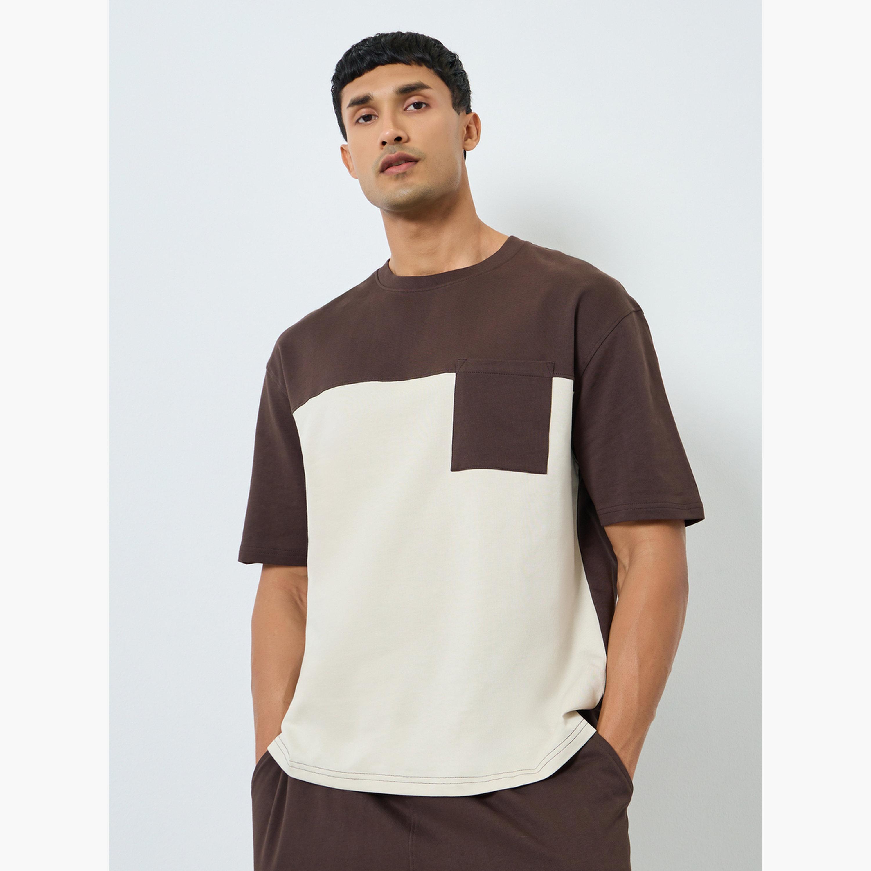 طقم منسق من شورت وتيشيرت واسع بنمط كتل الالوان-men-clothing-coordsets-image-2