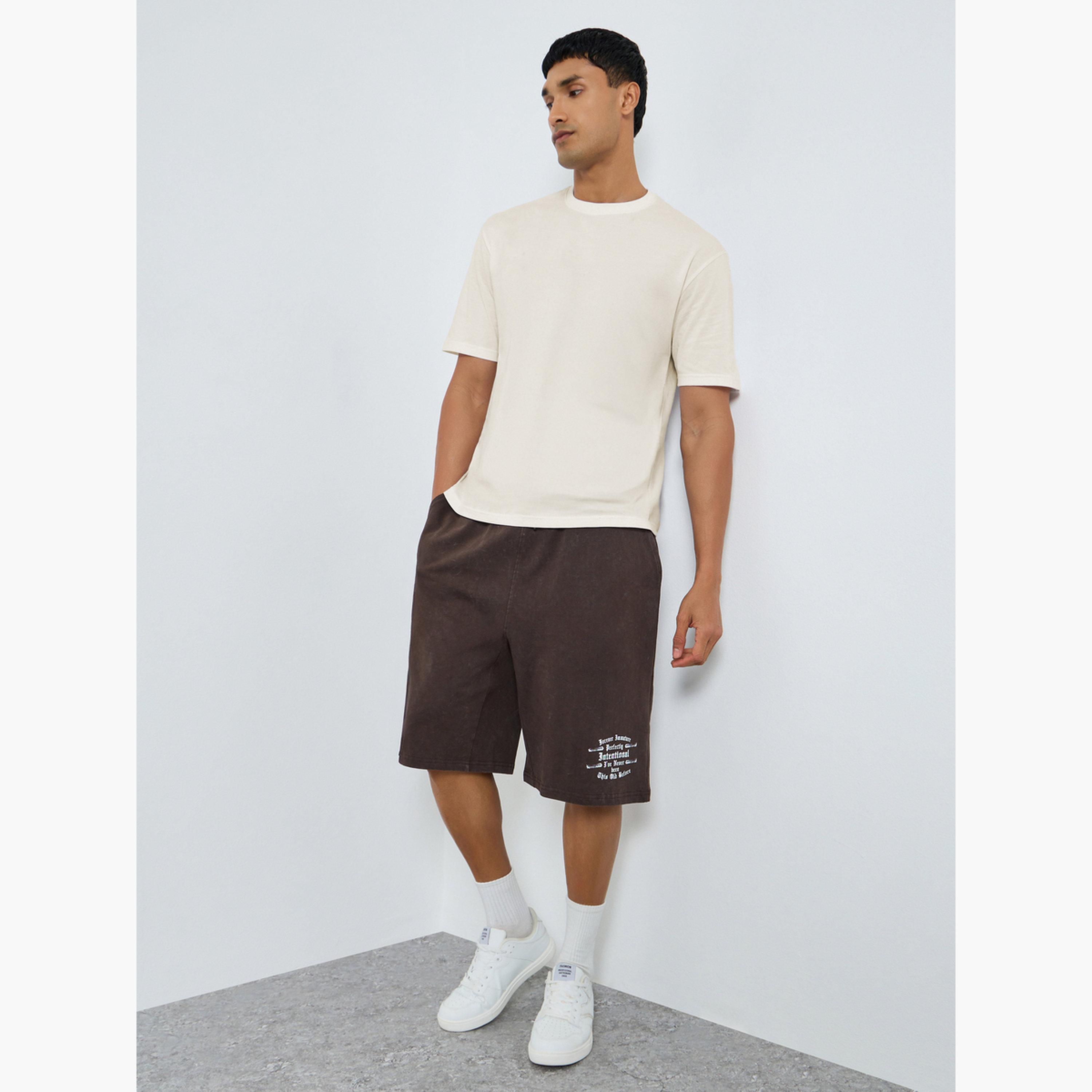 شورت بقصة واسعة مطبوع بمظهر باهت وممزق-men-clothing-bottoms-shorts-image-2