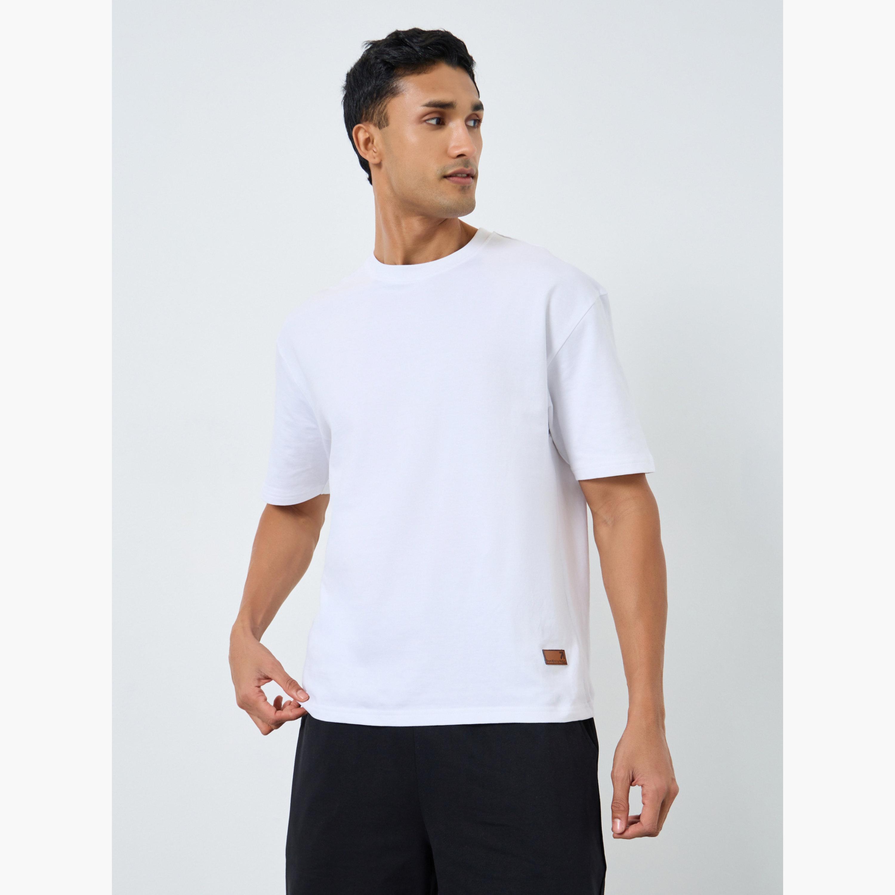 طقم تيشيرت واسع بتفاصيل شارة وشورت-men-clothing-coordsets-image-2