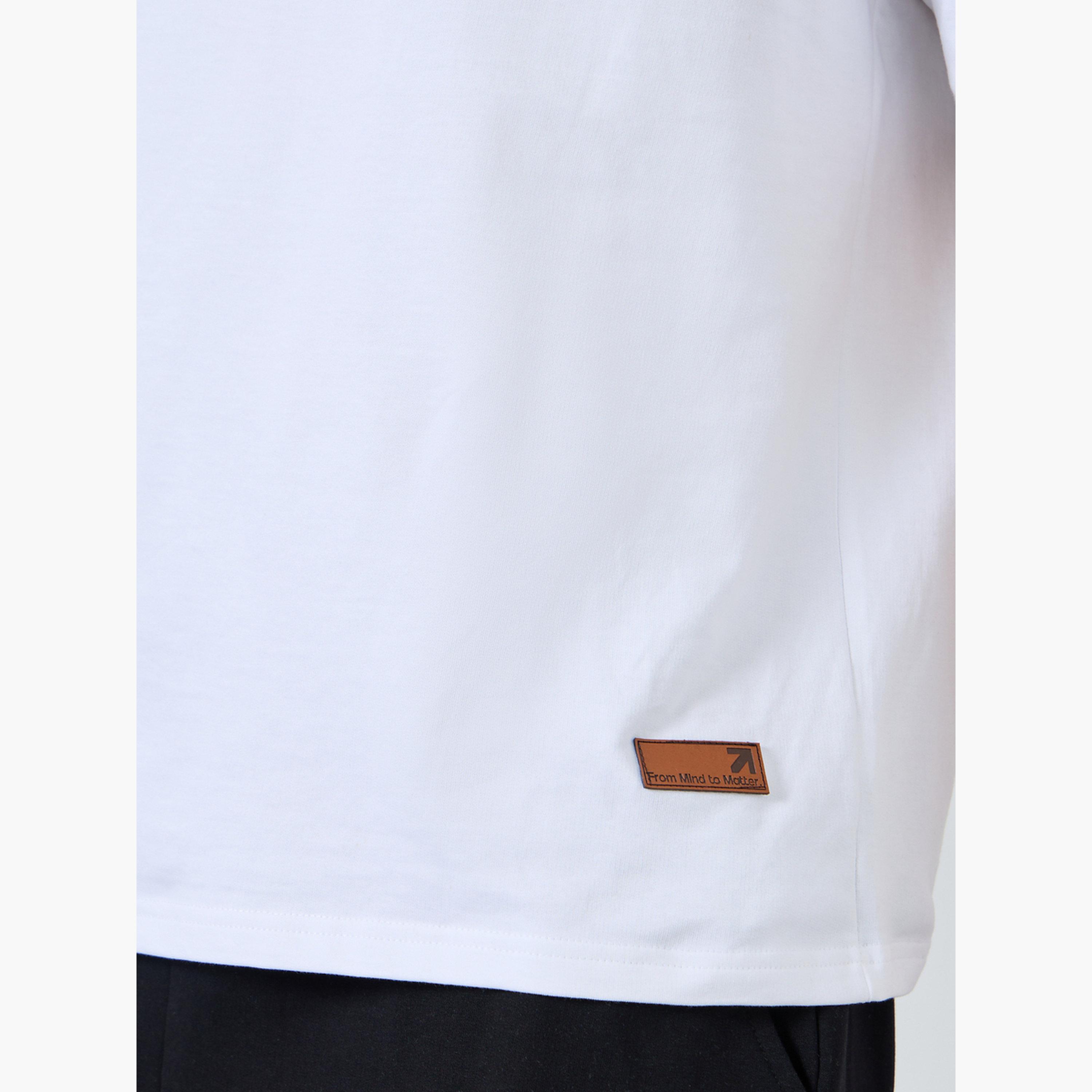 طقم تيشيرت واسع بتفاصيل شارة وشورت-men-clothing-coordsets-image-6