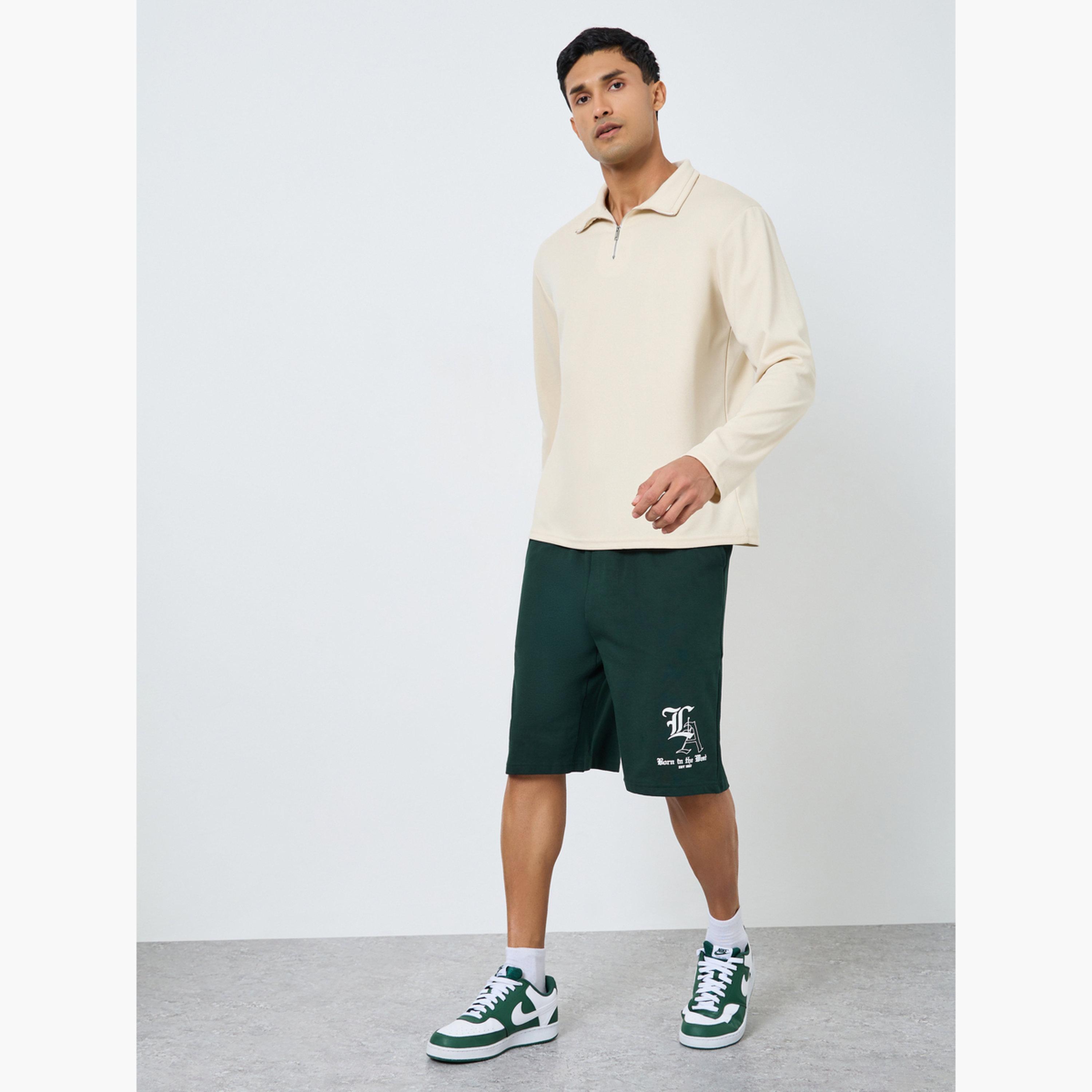 شورت واسع مزين بطبعة مع جيوب-men-clothing-bottoms-shorts-image-2