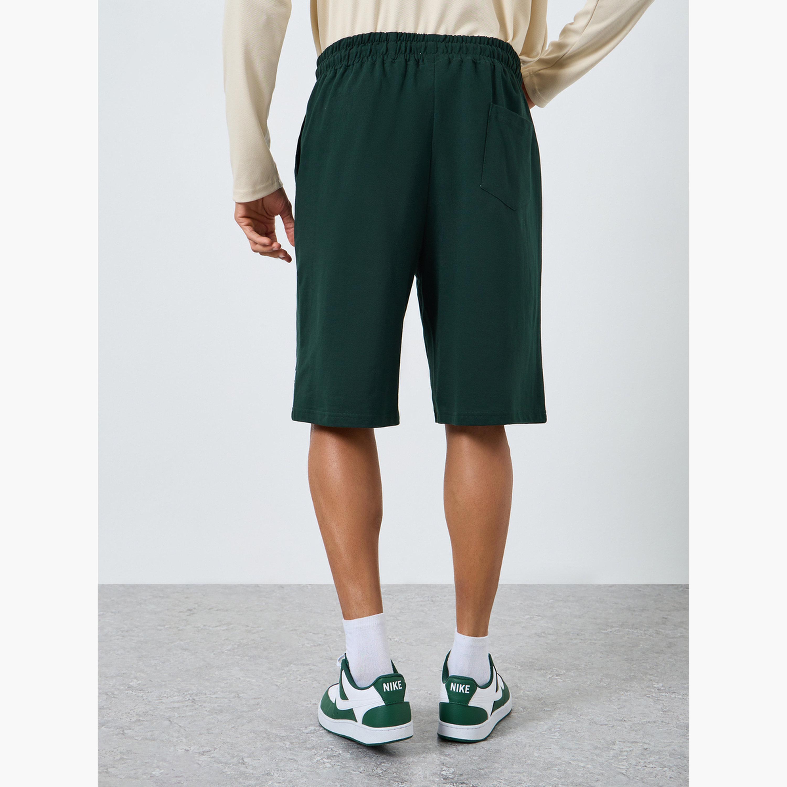شورت واسع مزين بطبعة مع جيوب-men-clothing-bottoms-shorts-image-4