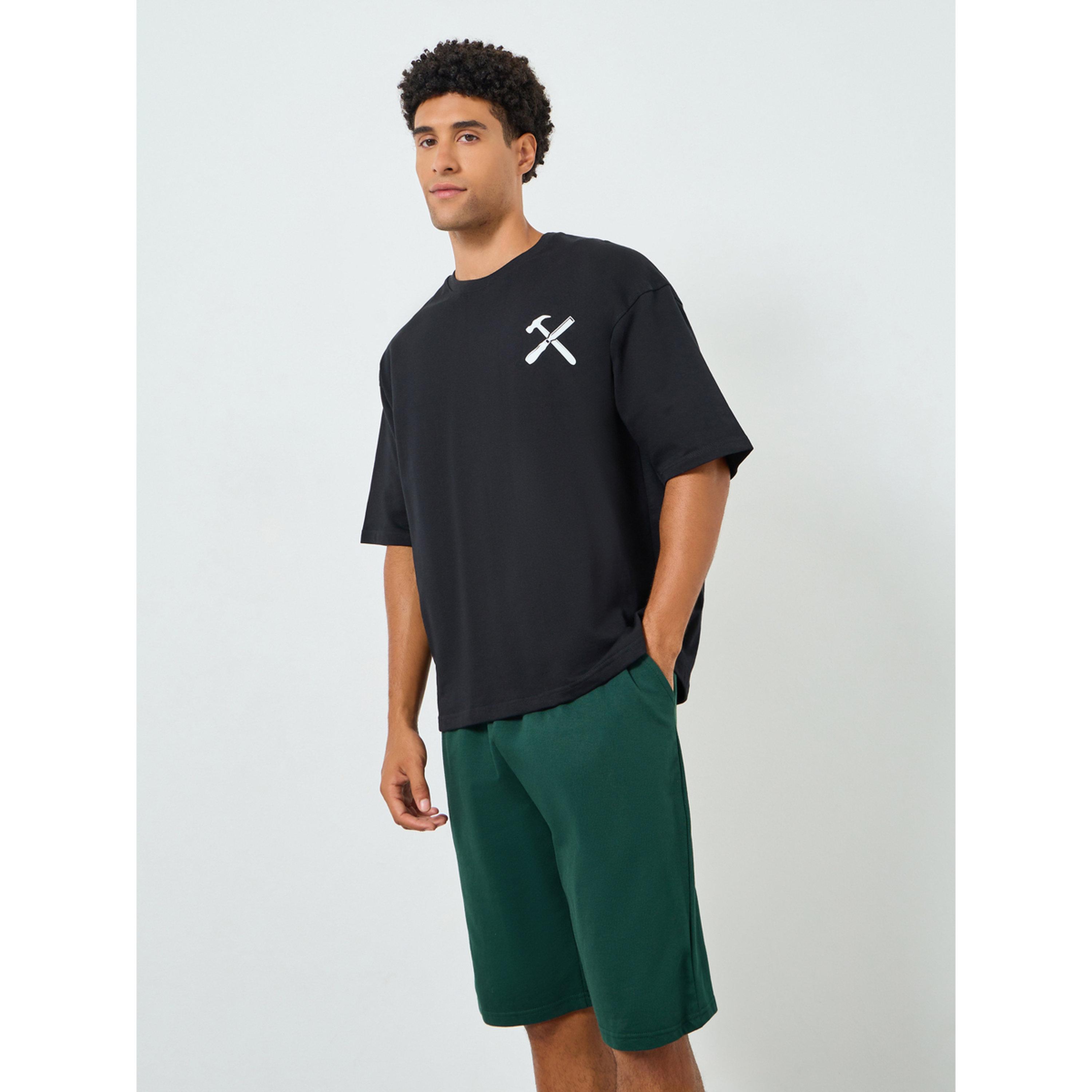 طقم منسق من تيشيرت واسع وشورت بطبعة جرافيك للرجال-men-clothing-coordsets-image-1