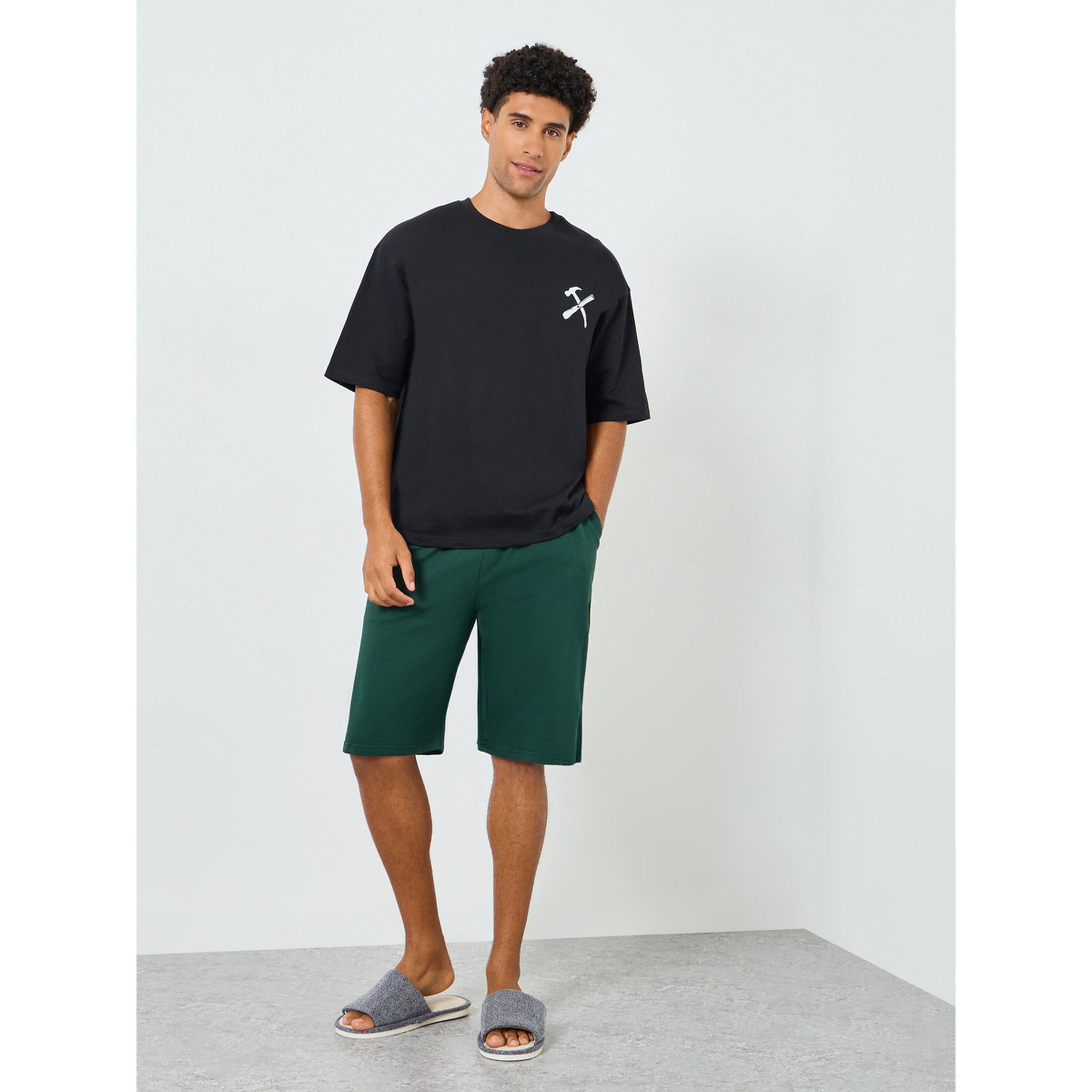 طقم منسق من تيشيرت واسع وشورت بطبعة جرافيك للرجال-men-clothing-coordsets-image-3