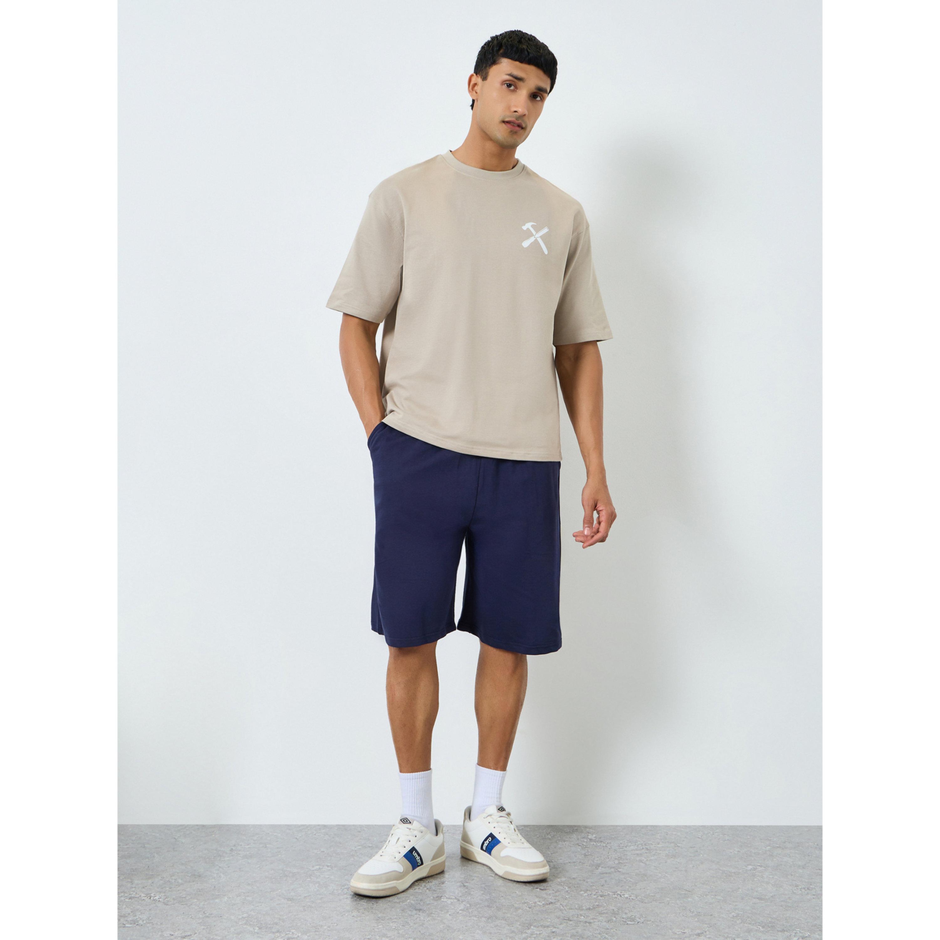 طقم منسق من شورت وتيشيرت واسع بطبعة جرافيك-men-clothing-coordsets-image-1