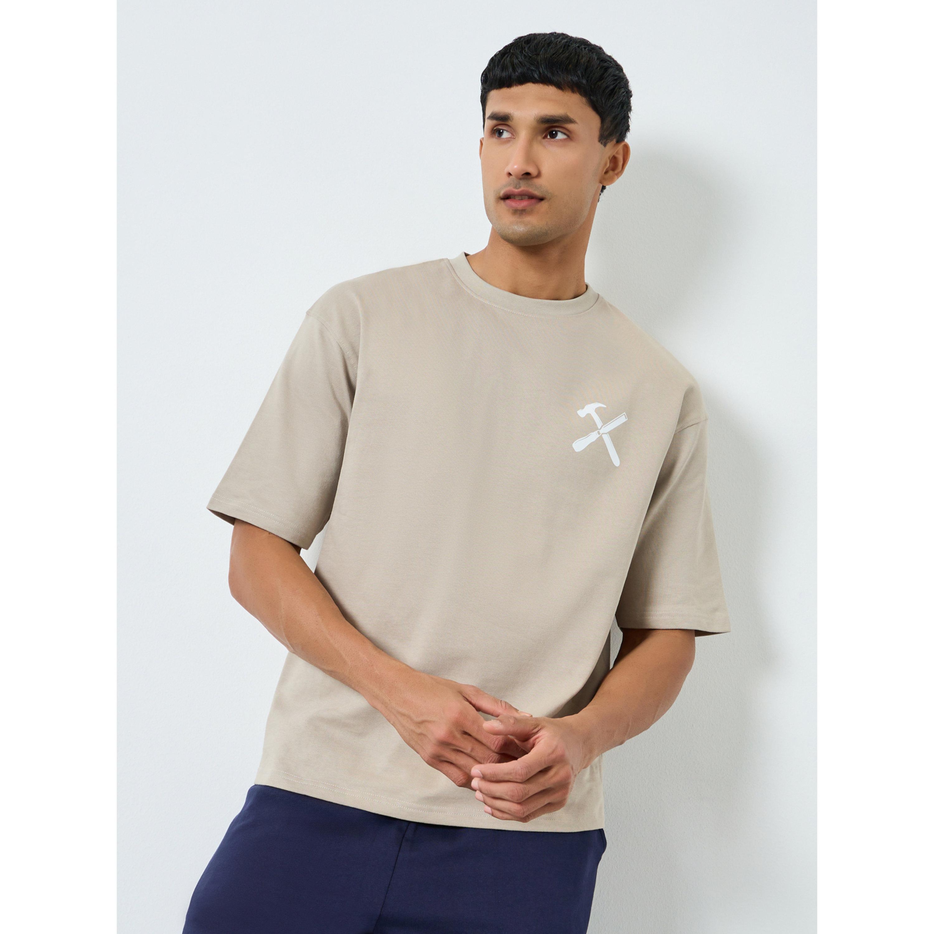 طقم منسق من شورت وتيشيرت واسع بطبعة جرافيك-men-clothing-coordsets-image-2