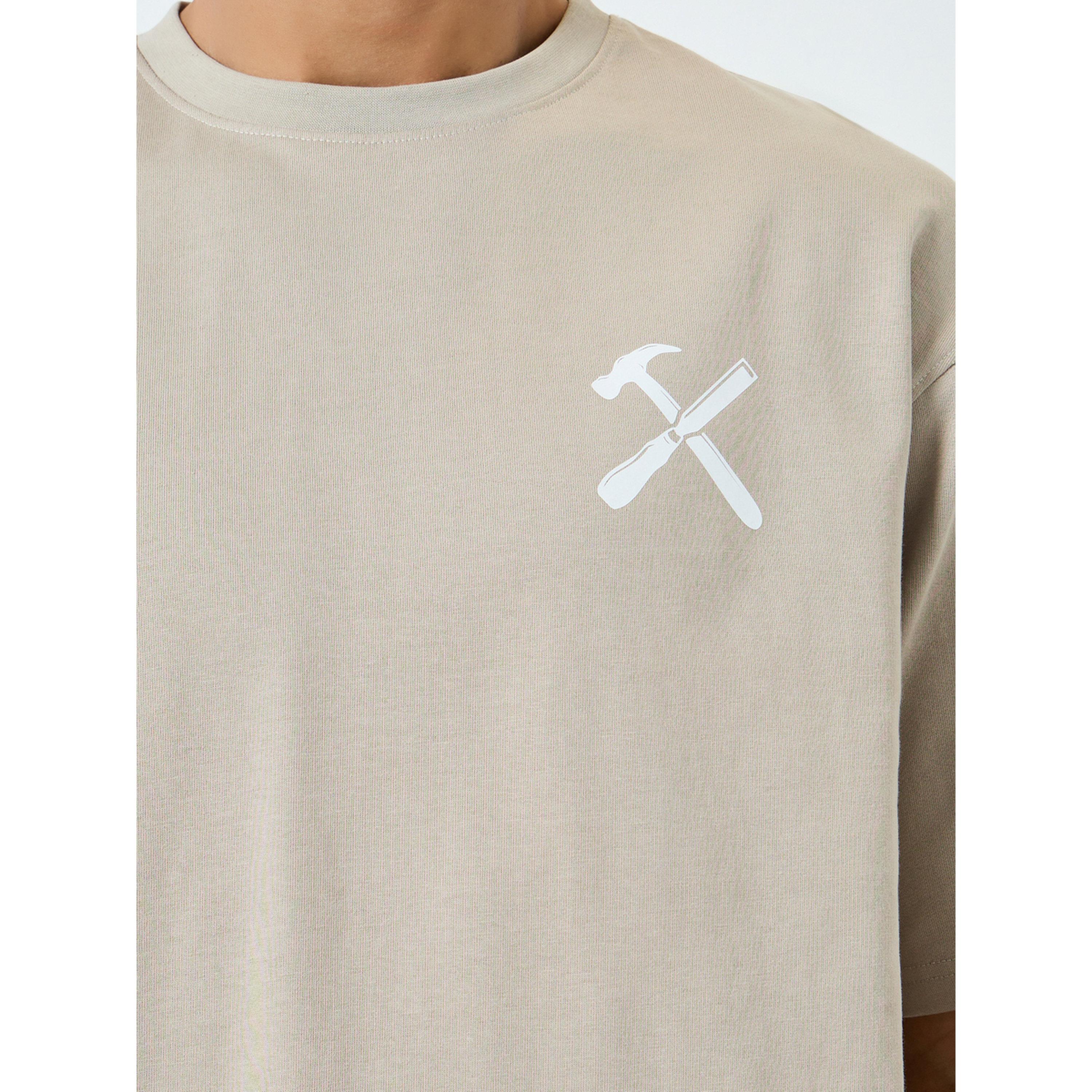 طقم منسق من شورت وتيشيرت واسع بطبعة جرافيك-men-clothing-coordsets-image-4