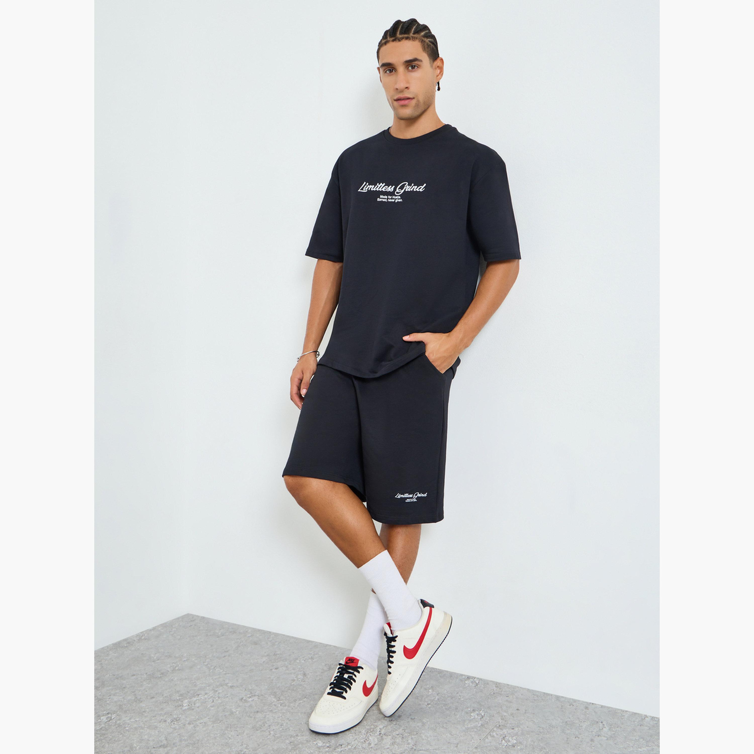 طقم منسق من تيشيرت بقصة واسعة بطبعة جرافيك وشورت-men-clothing-coordsets-image-1