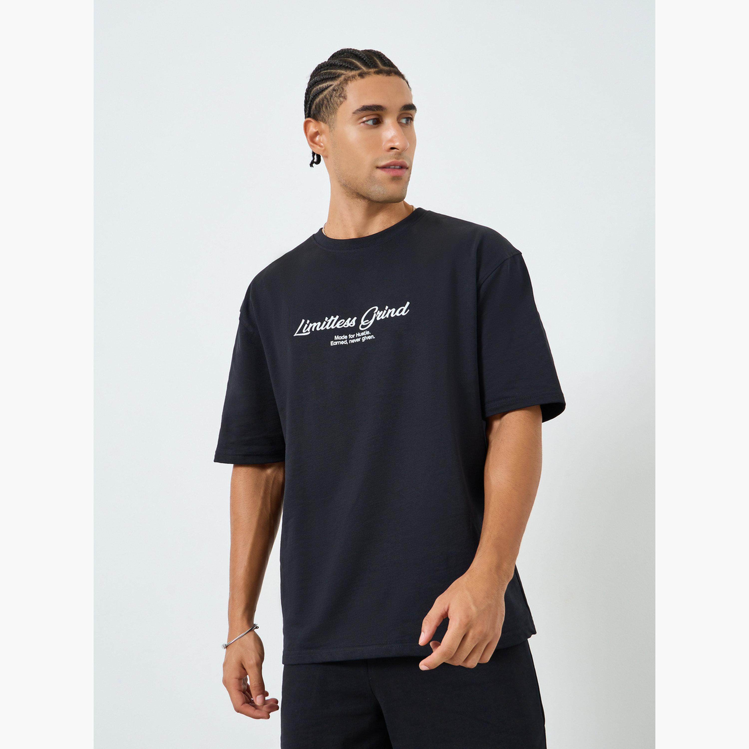 طقم منسق من تيشيرت بقصة واسعة بطبعة جرافيك وشورت-men-clothing-coordsets-image-2
